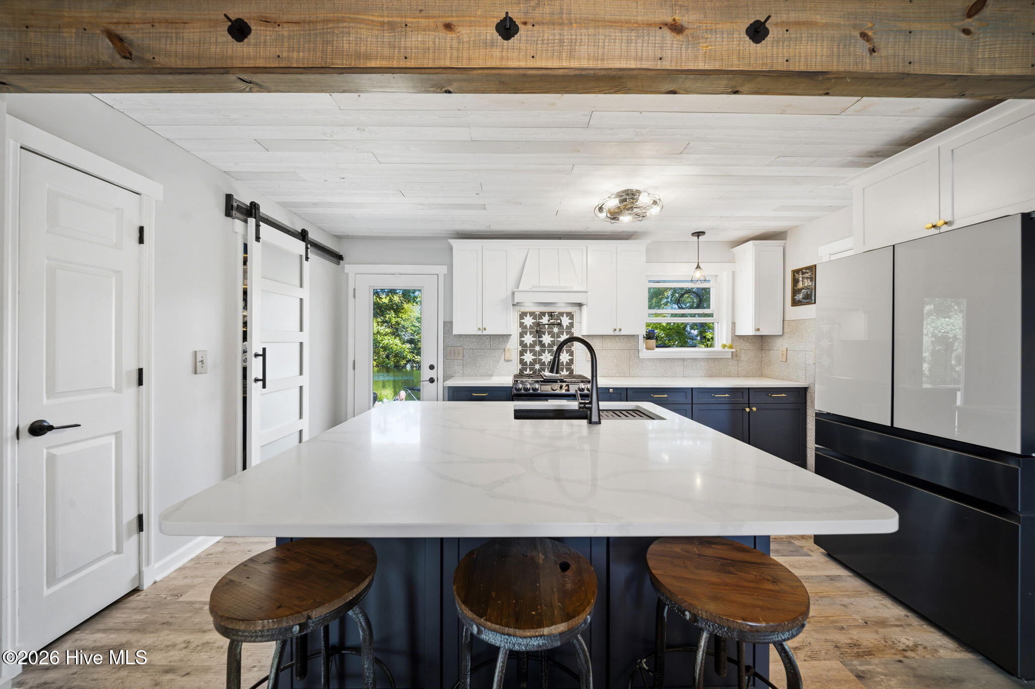 100569227 | Photo 17