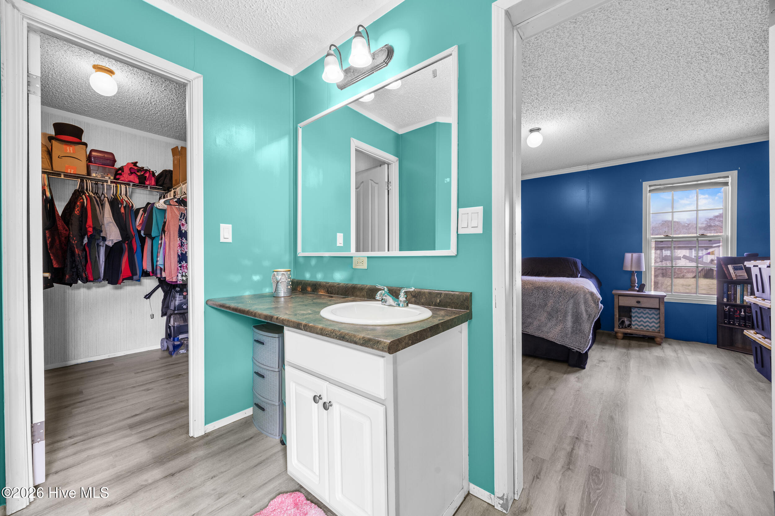 100560069 | Photo 14