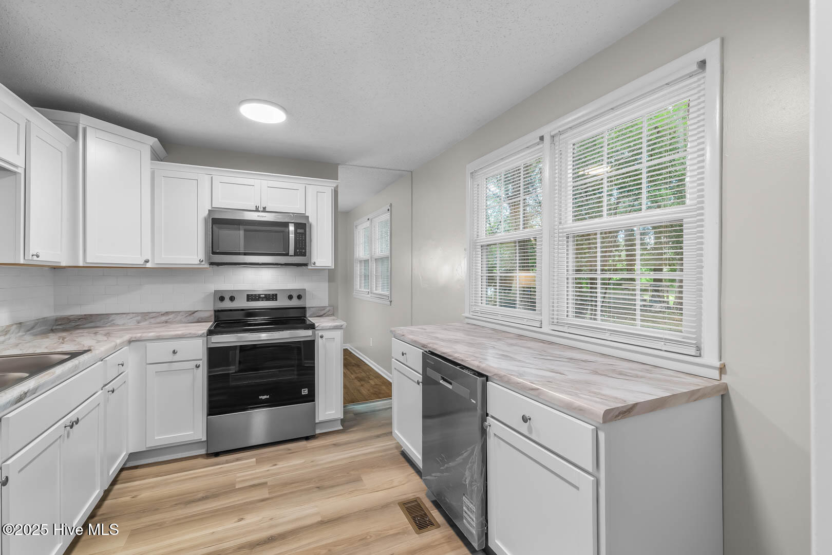 100526700 | Photo 16