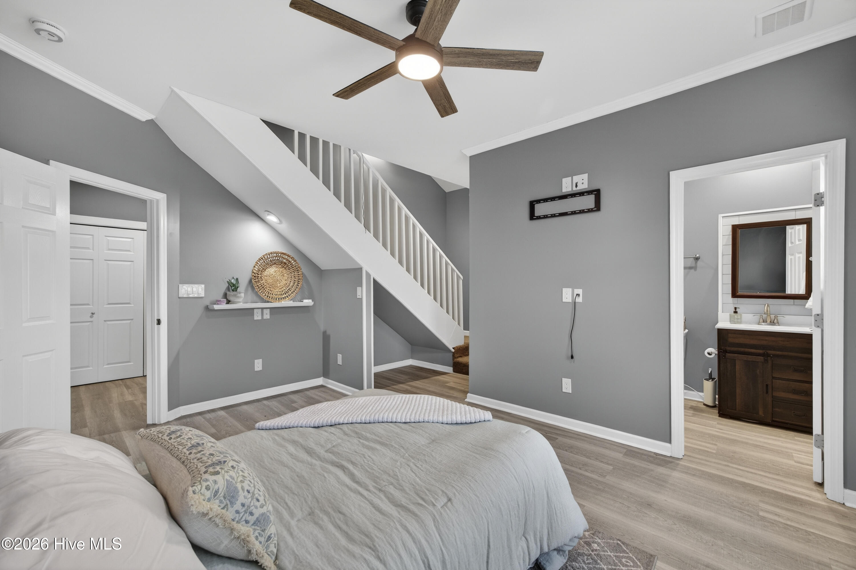 100548993 | Photo 24