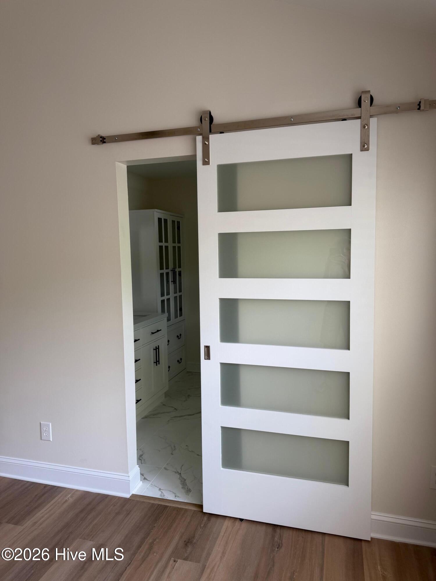 100568177 | Photo 48