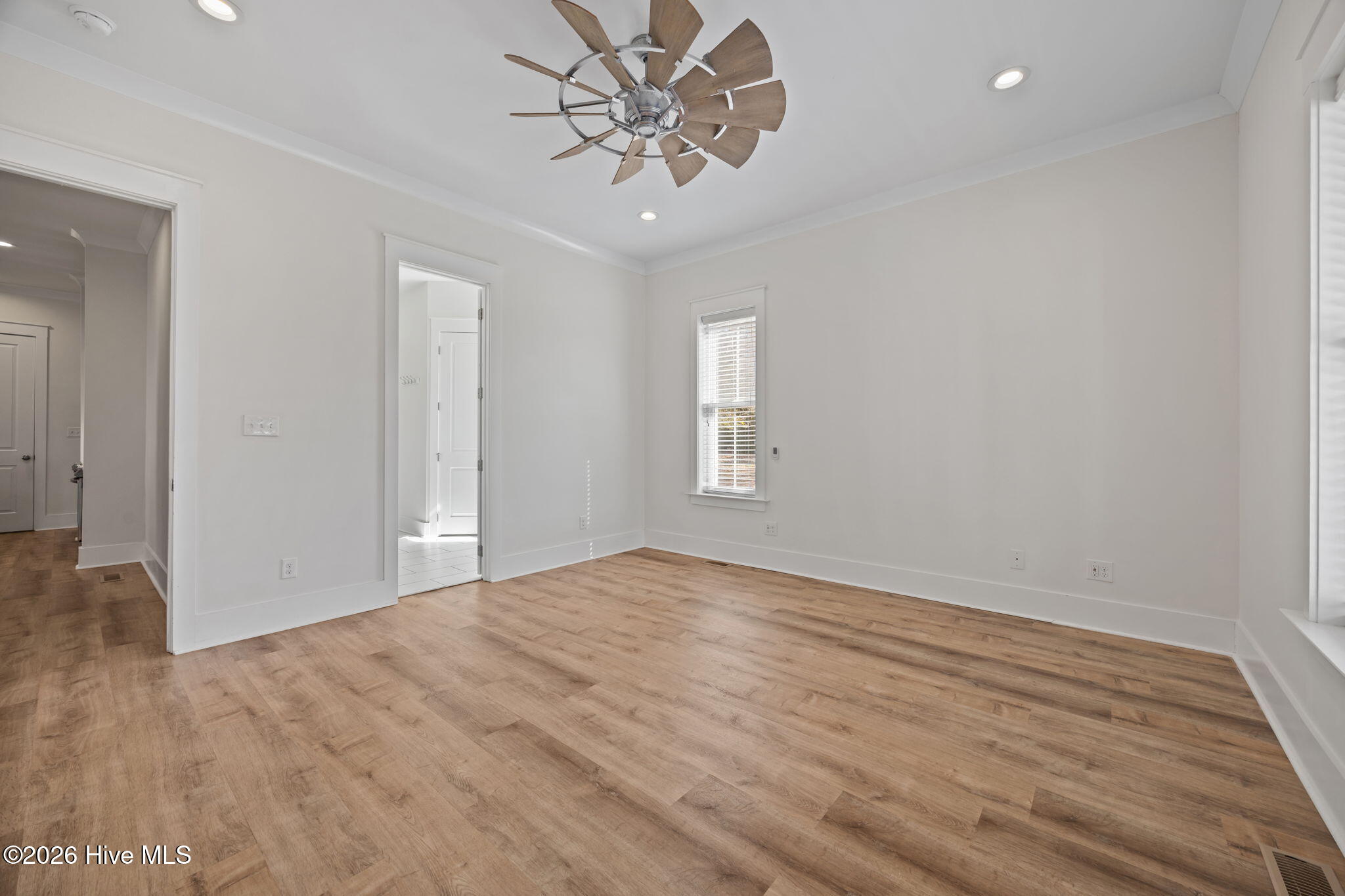 100558576 | Photo 16