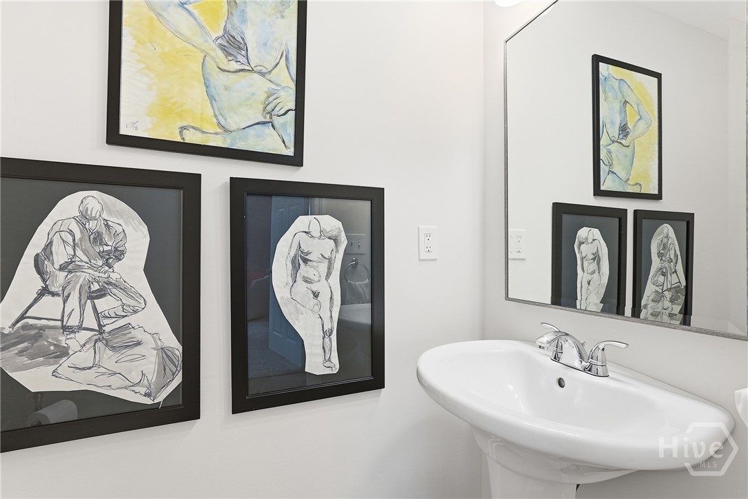 Half bathroom 1