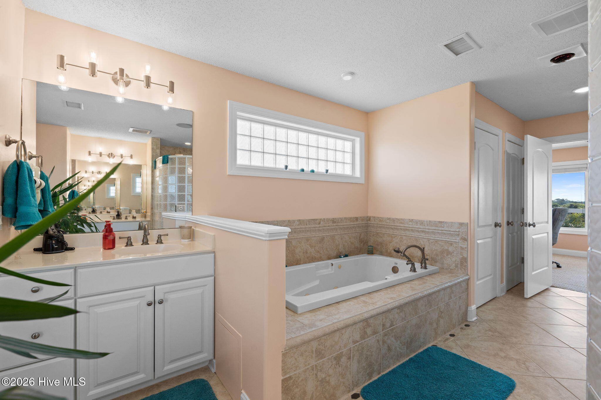 100561673 | Photo 20