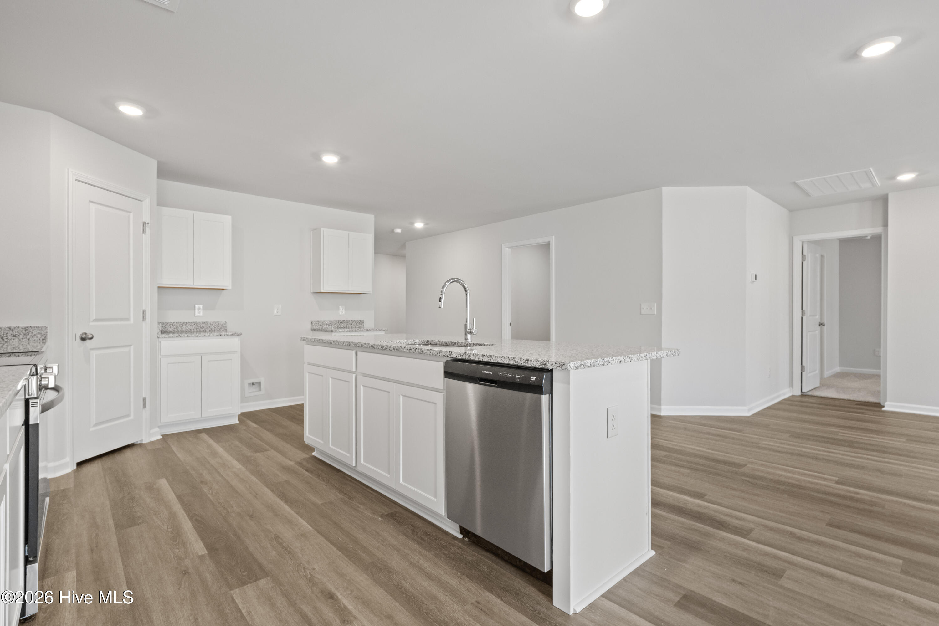 100552114 | Photo 11