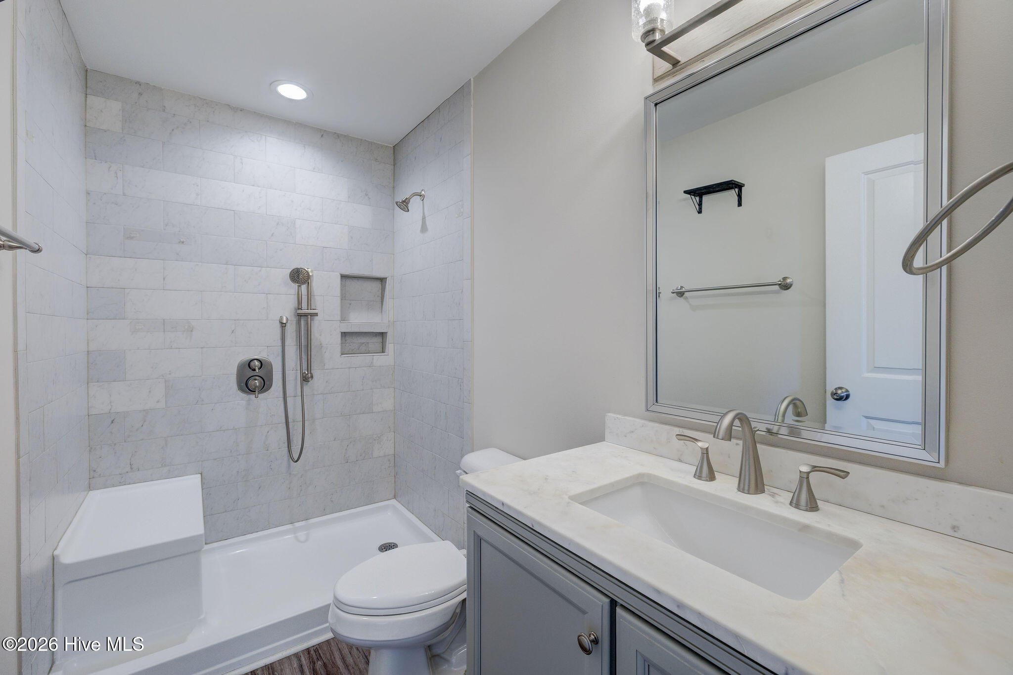 100562693 | Photo 35