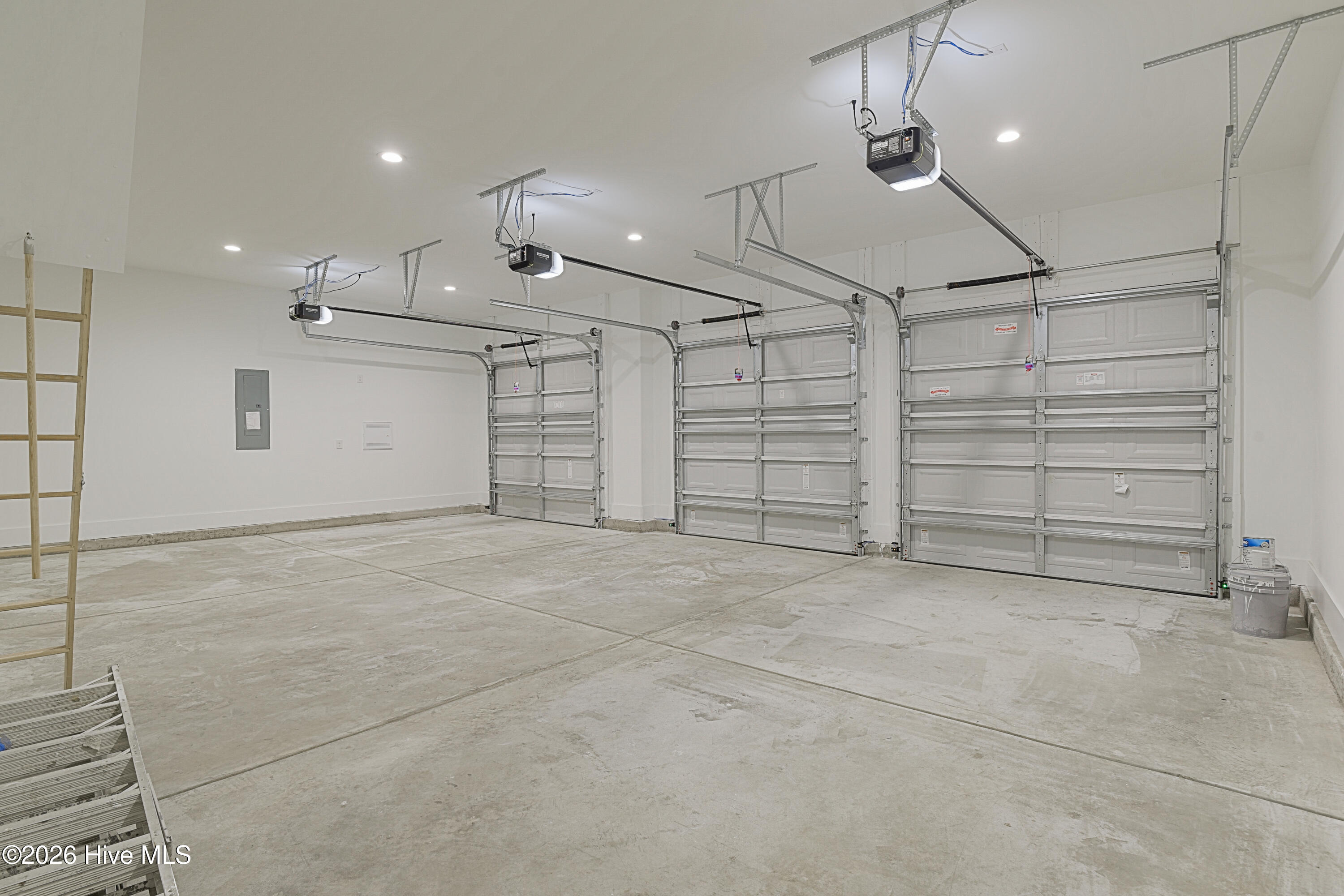 100563417 | Photo 38