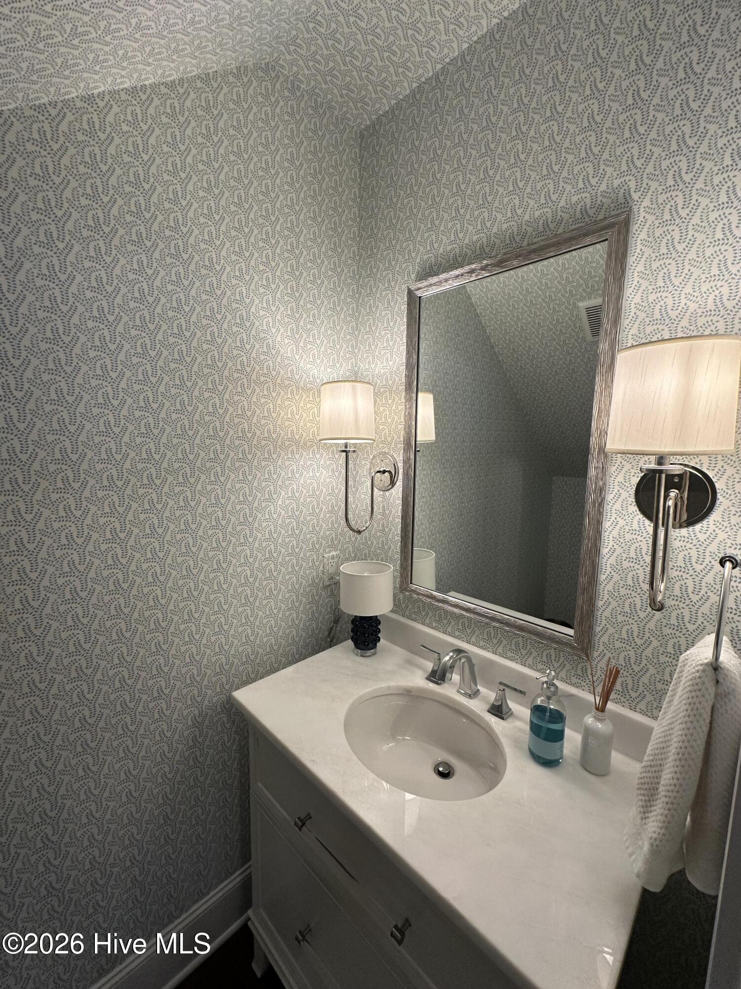 100562108 | Photo 11