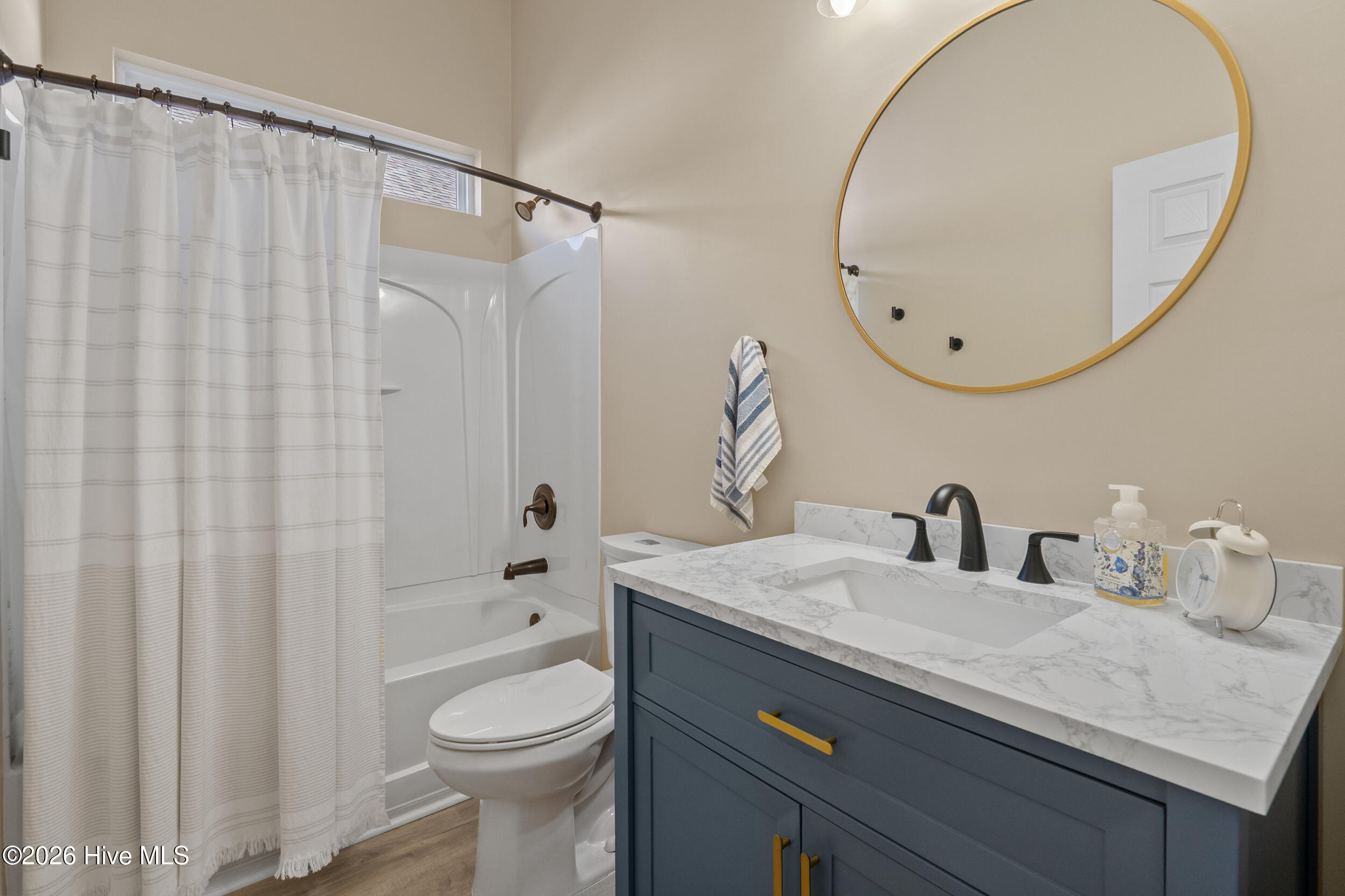 100562185 | Photo 23