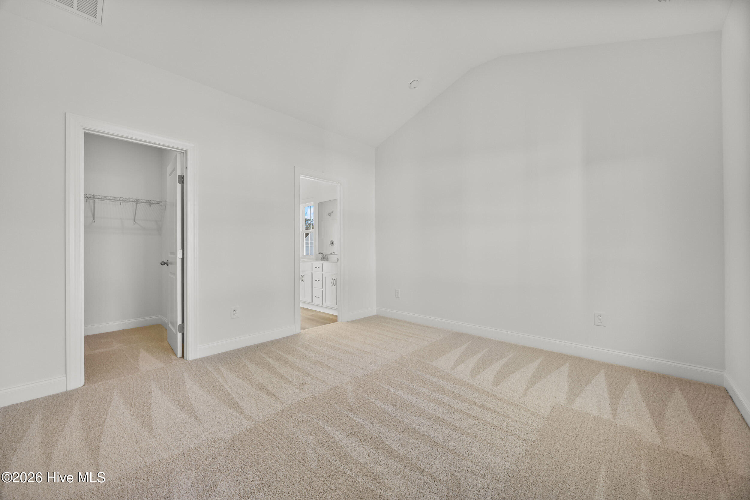 100549370 | Photo 21