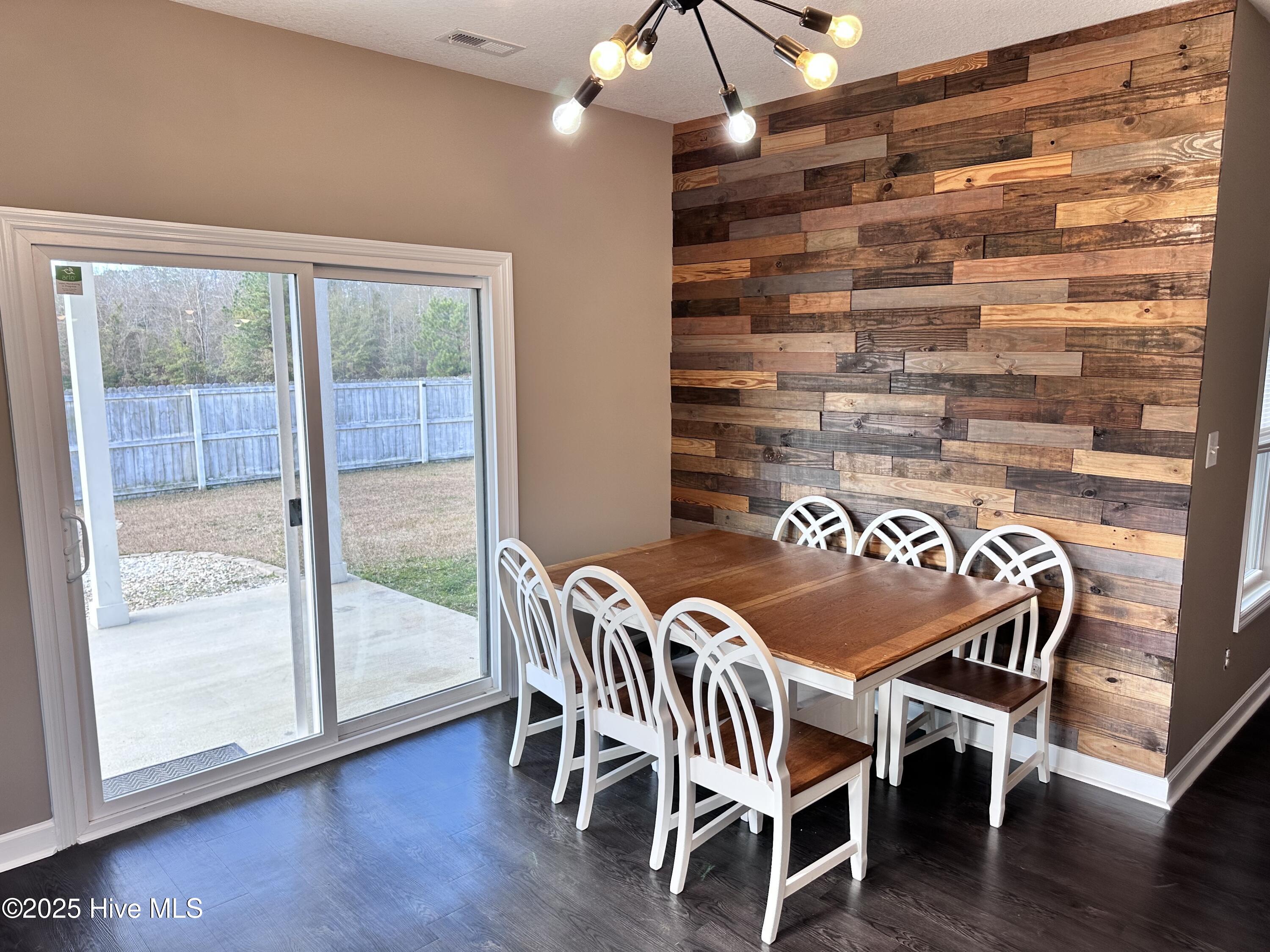 100545917 | Photo 17