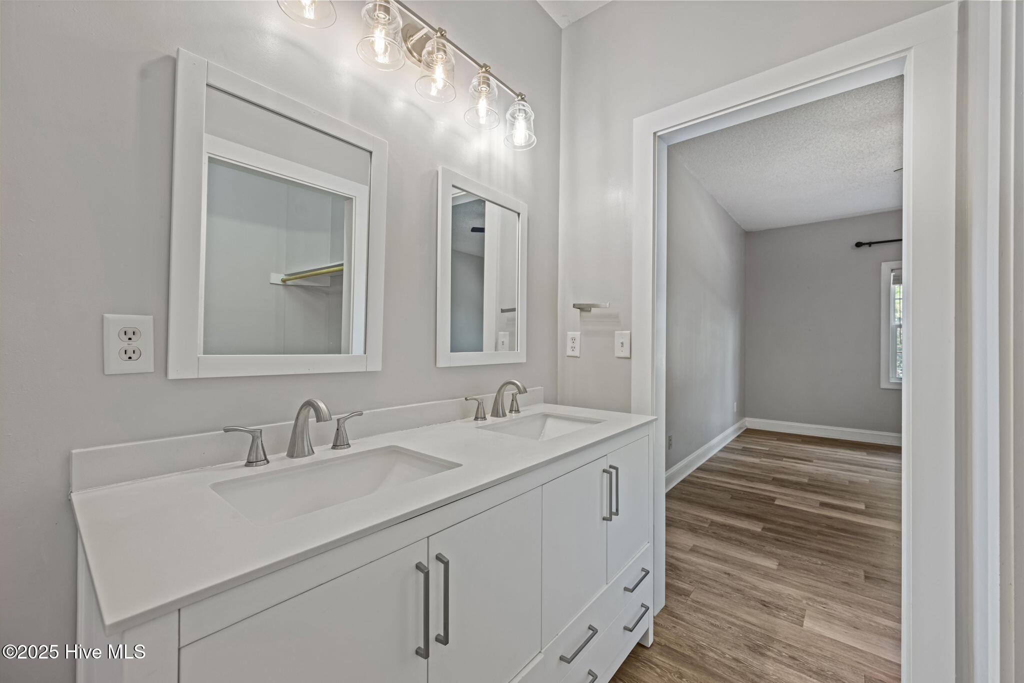 100542743 | Photo 24