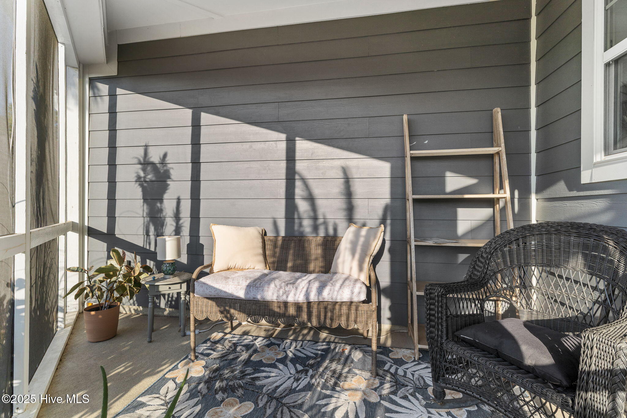 100542385 | Photo 45