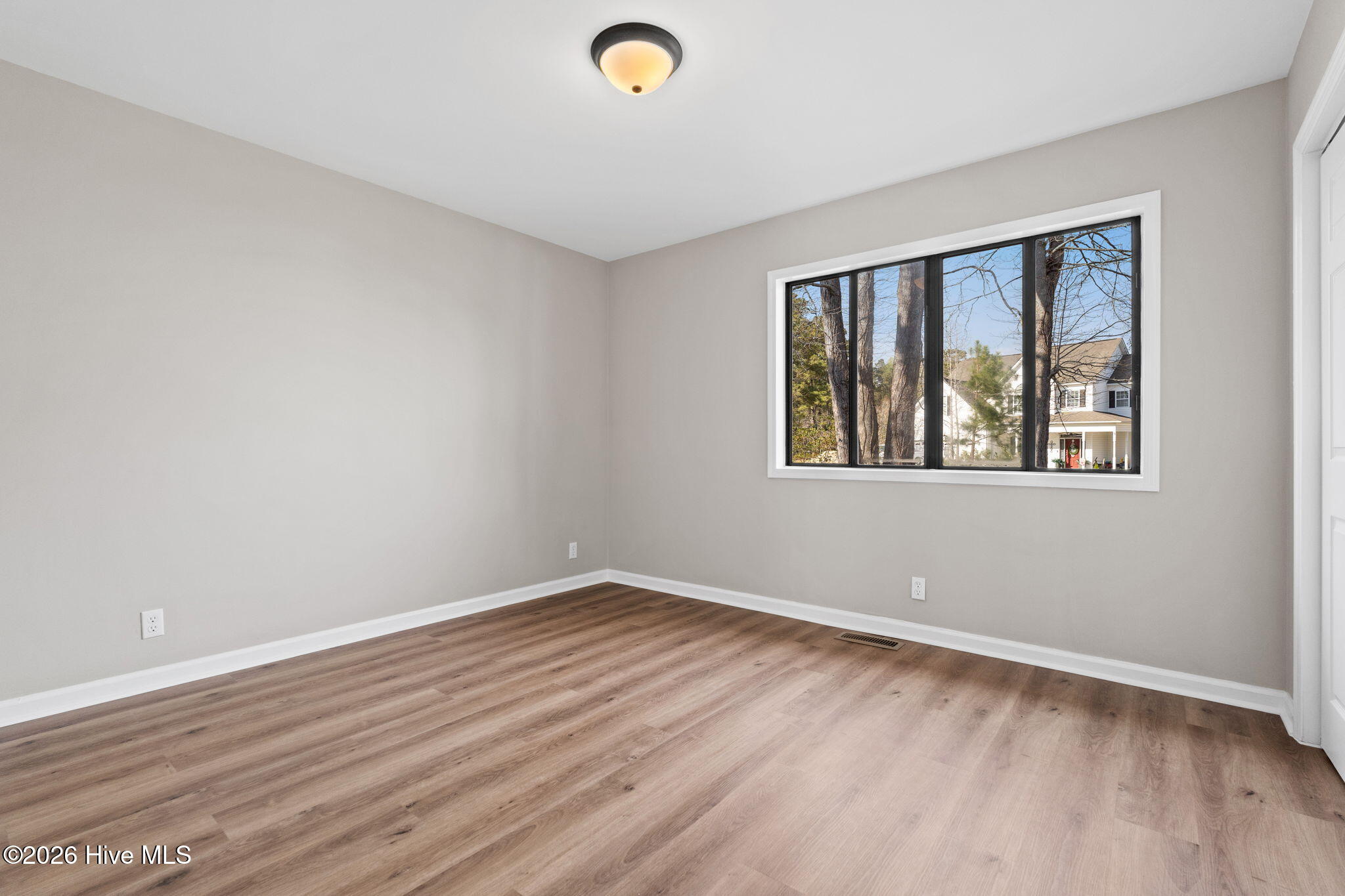 100562067 | Photo 24