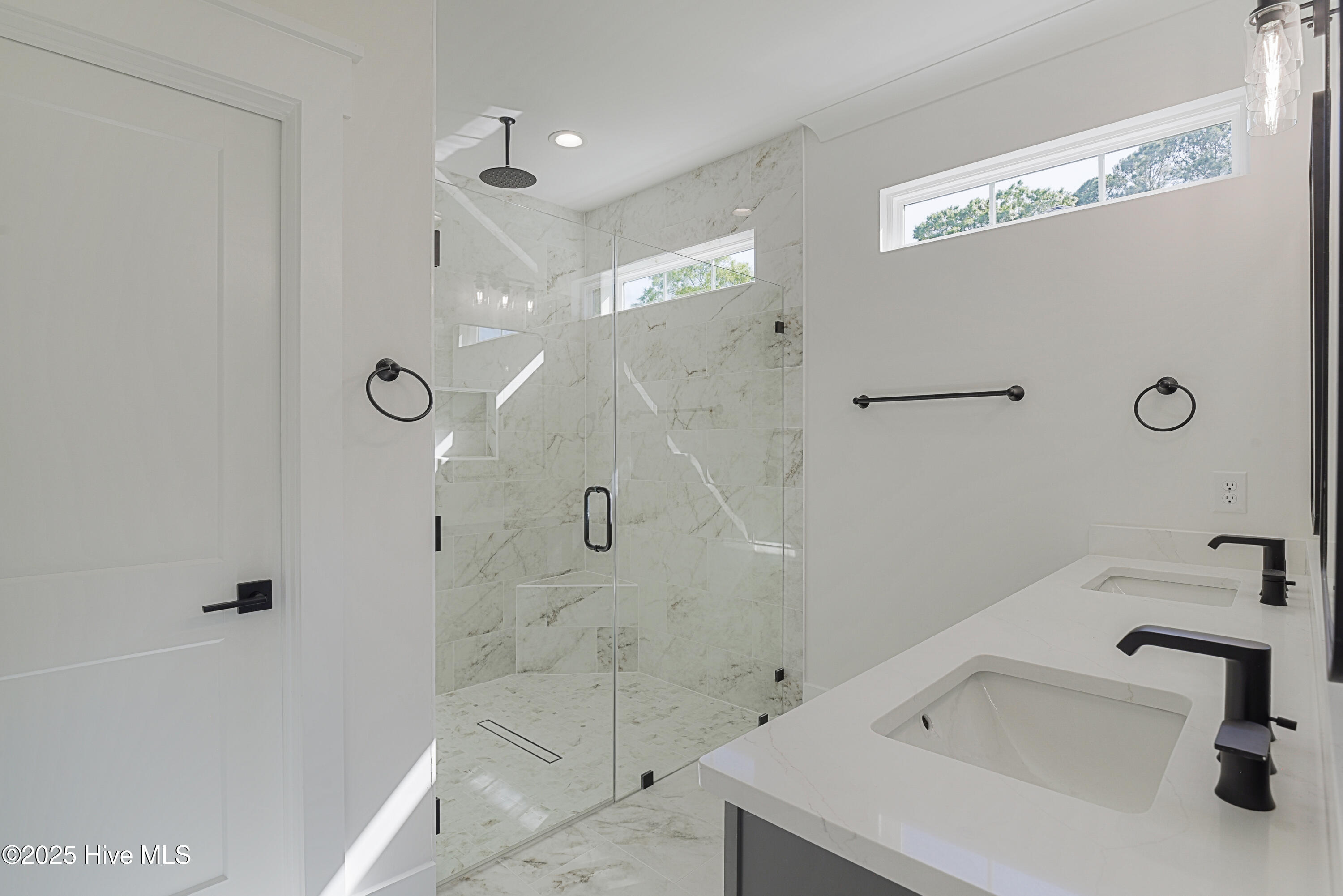 100541947 | Photo 38