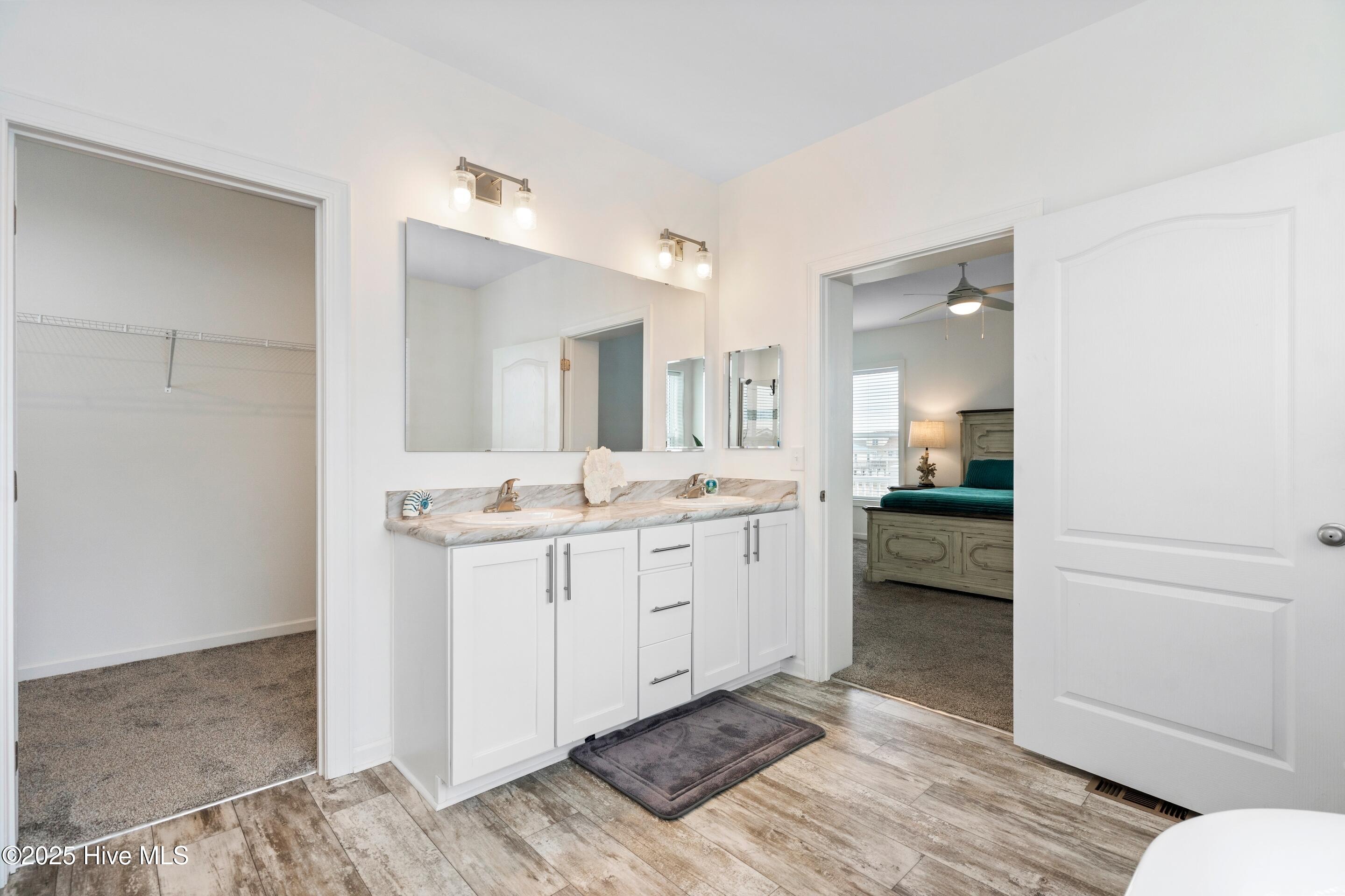 100542826 | Photo 35