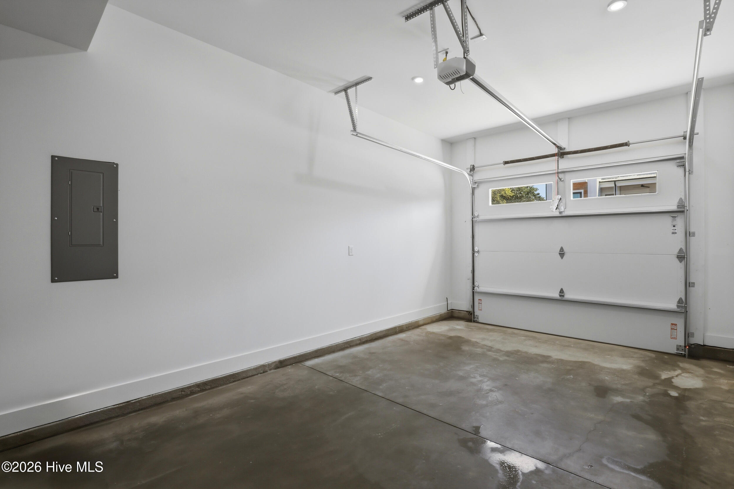 100562877 | Photo 26