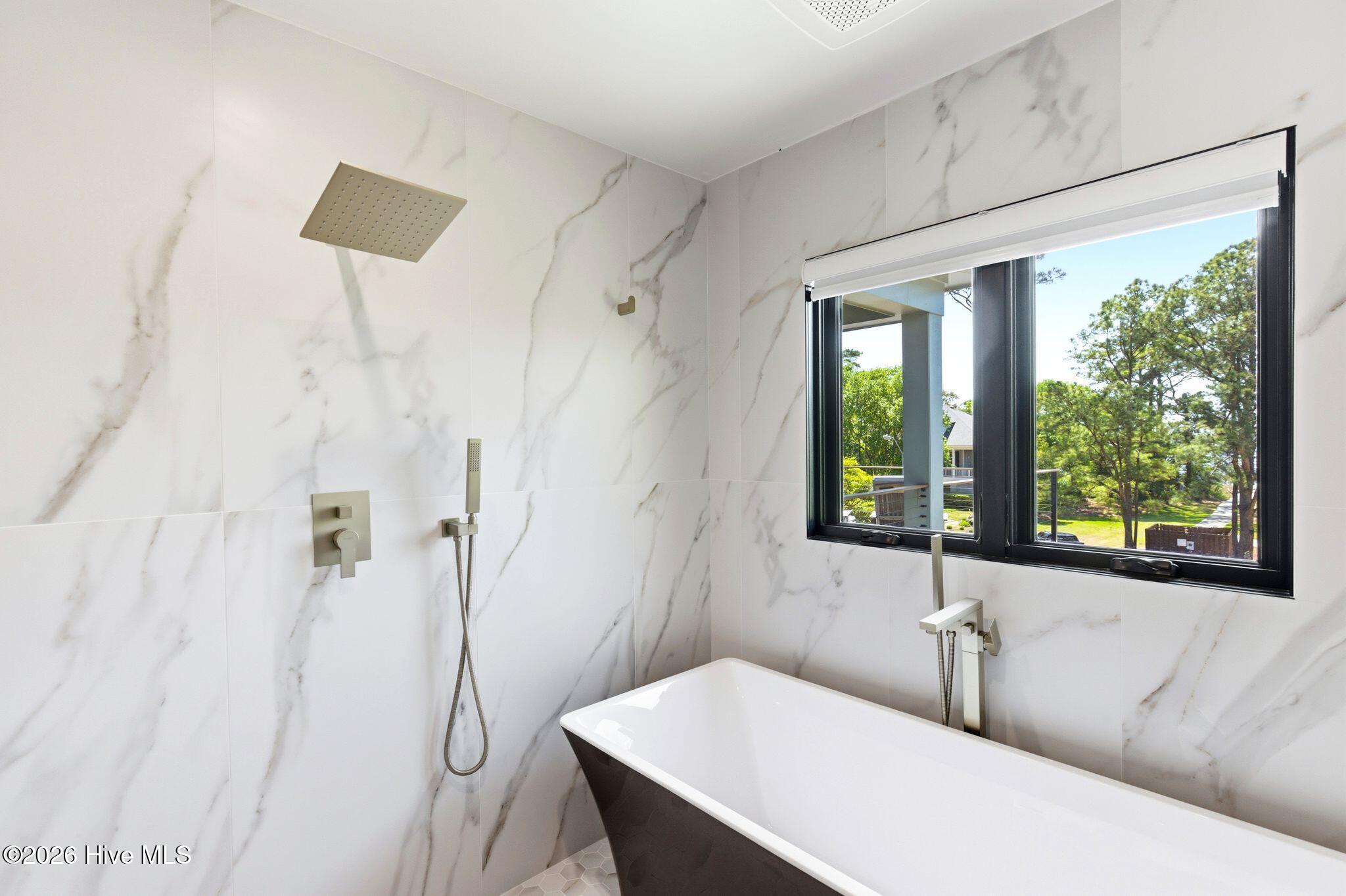 100568012 | Photo 54