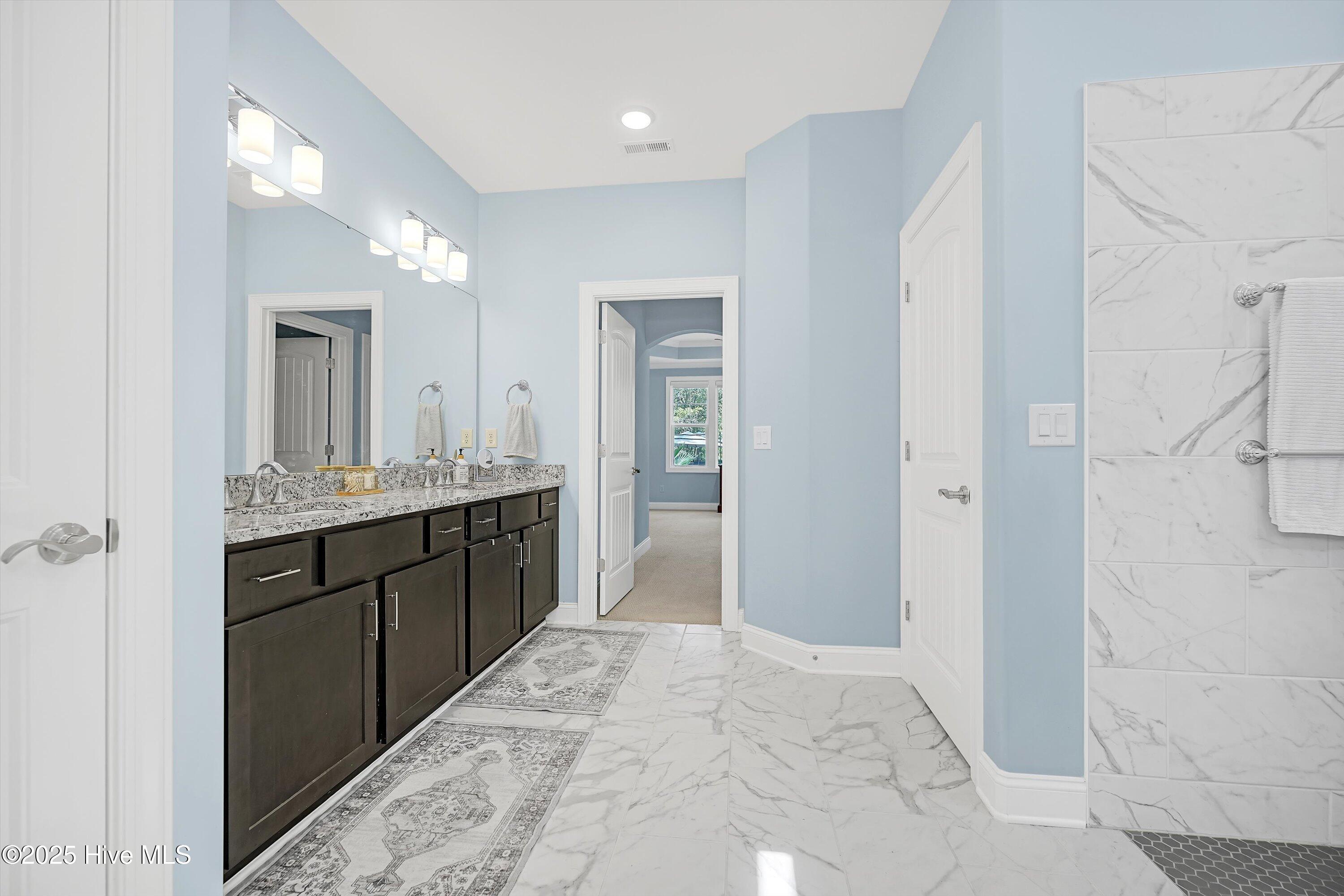 100526199 | Photo 26