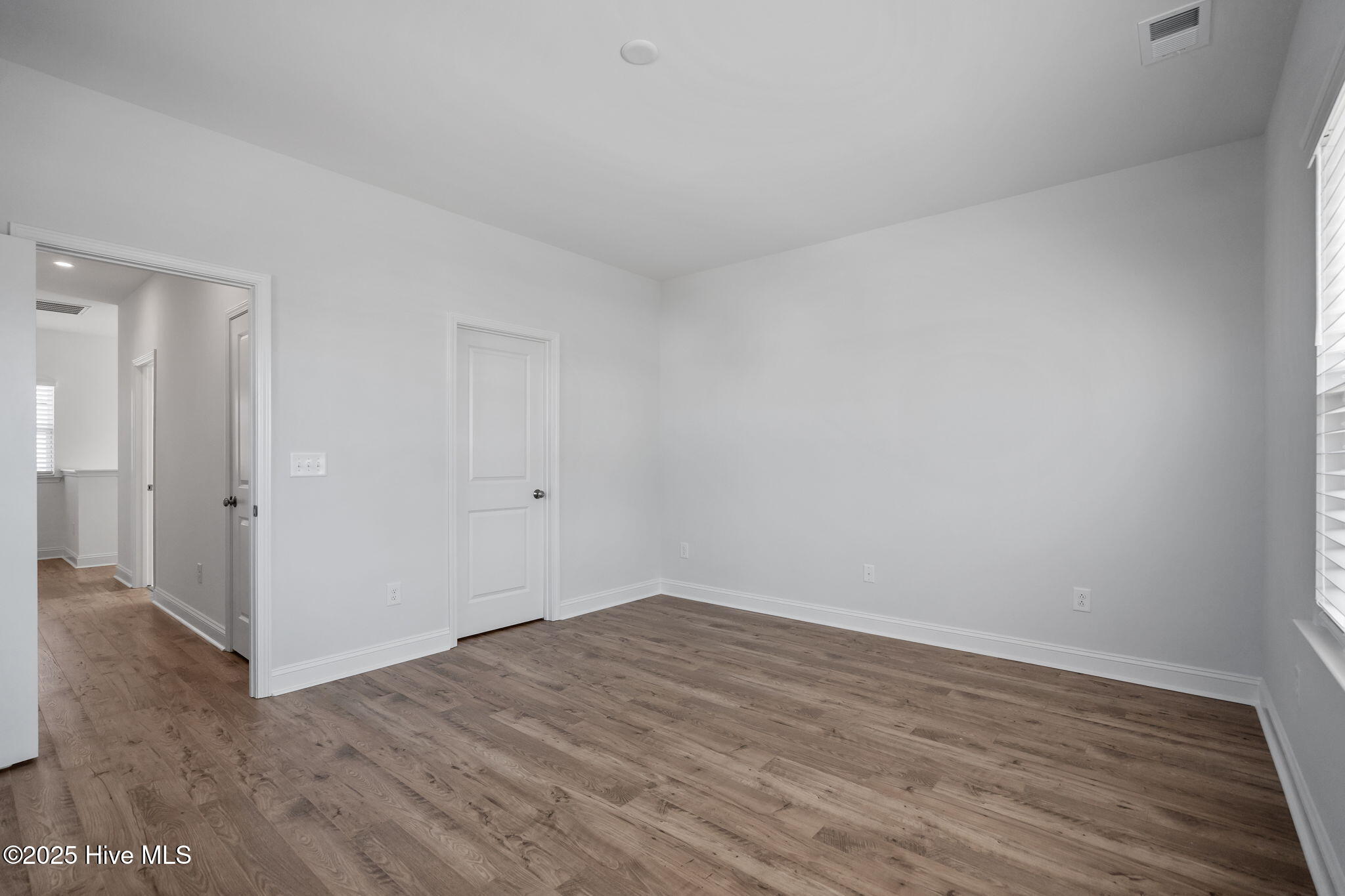 100537775 | Photo 32