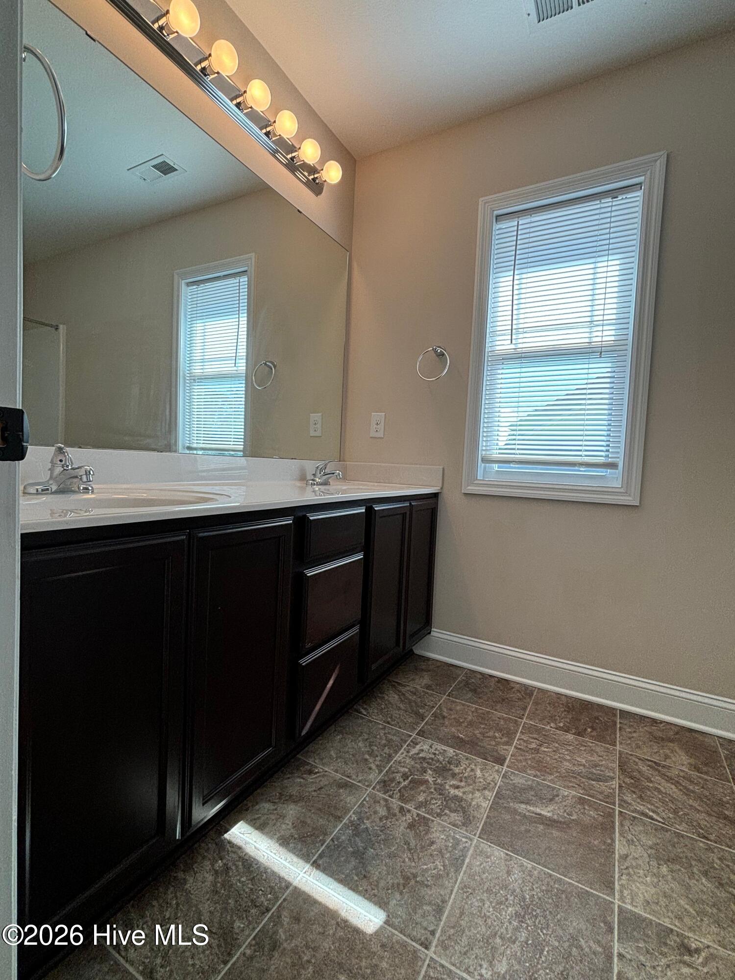 100557628 | Photo 25