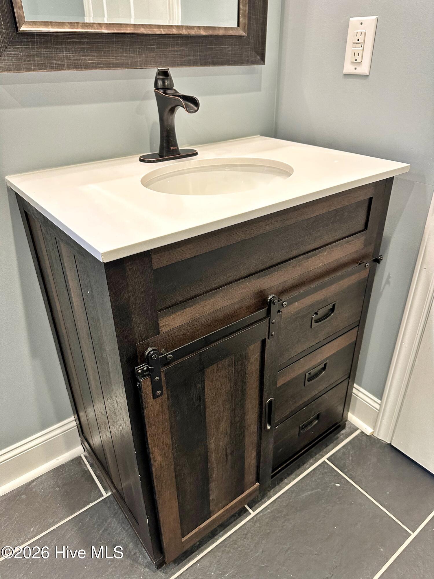 100562100 | Photo 17