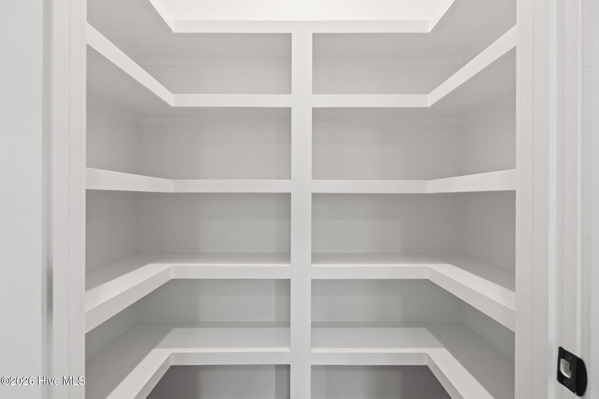 100584323 | Photo 28