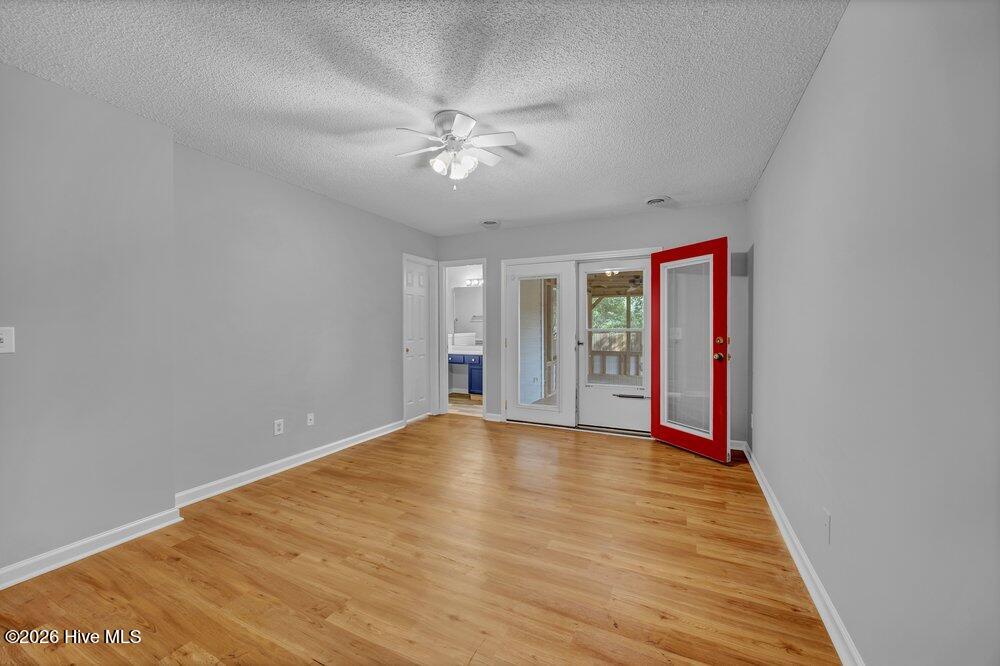 100570351 | Photo 19