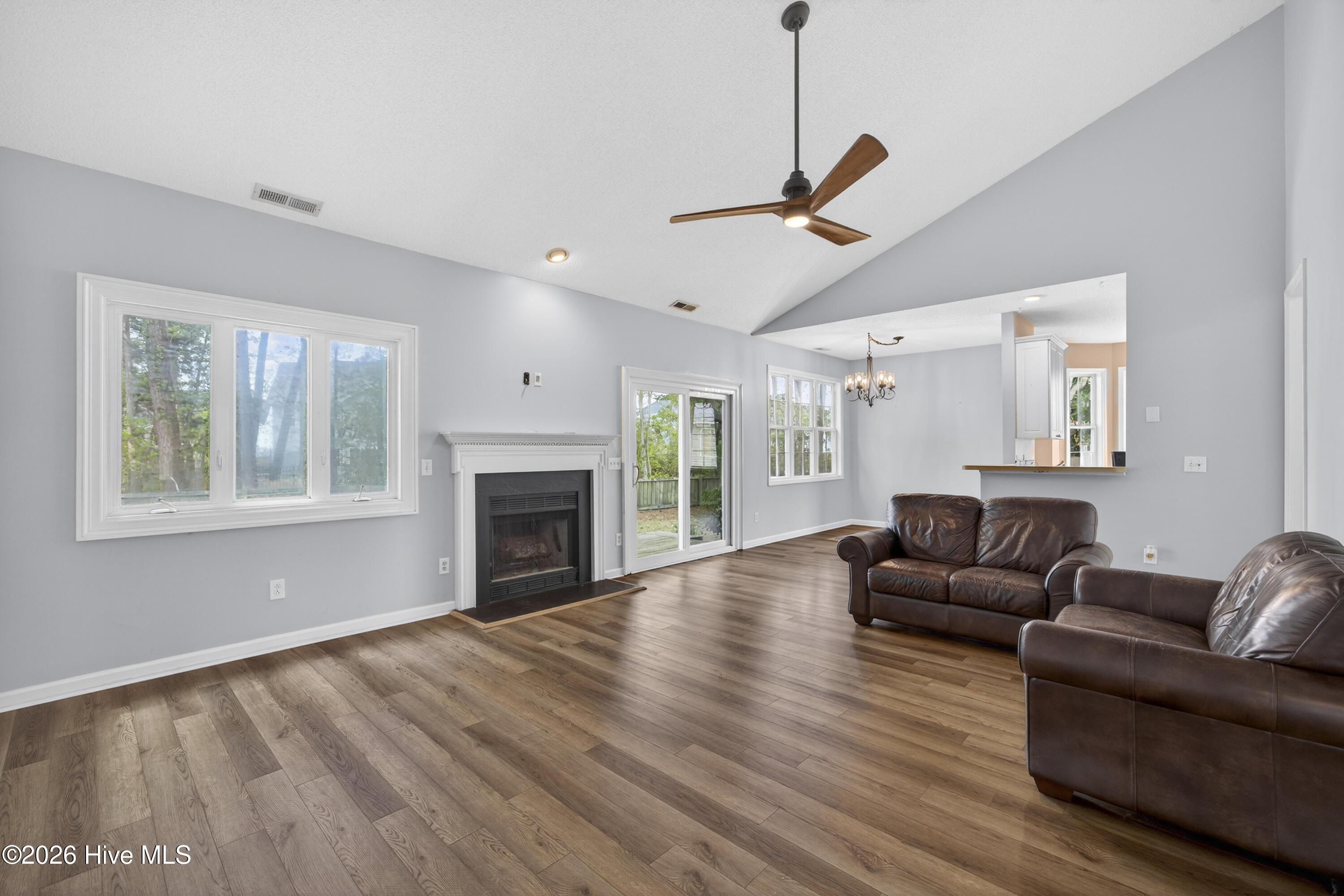 100565929 | Photo 21