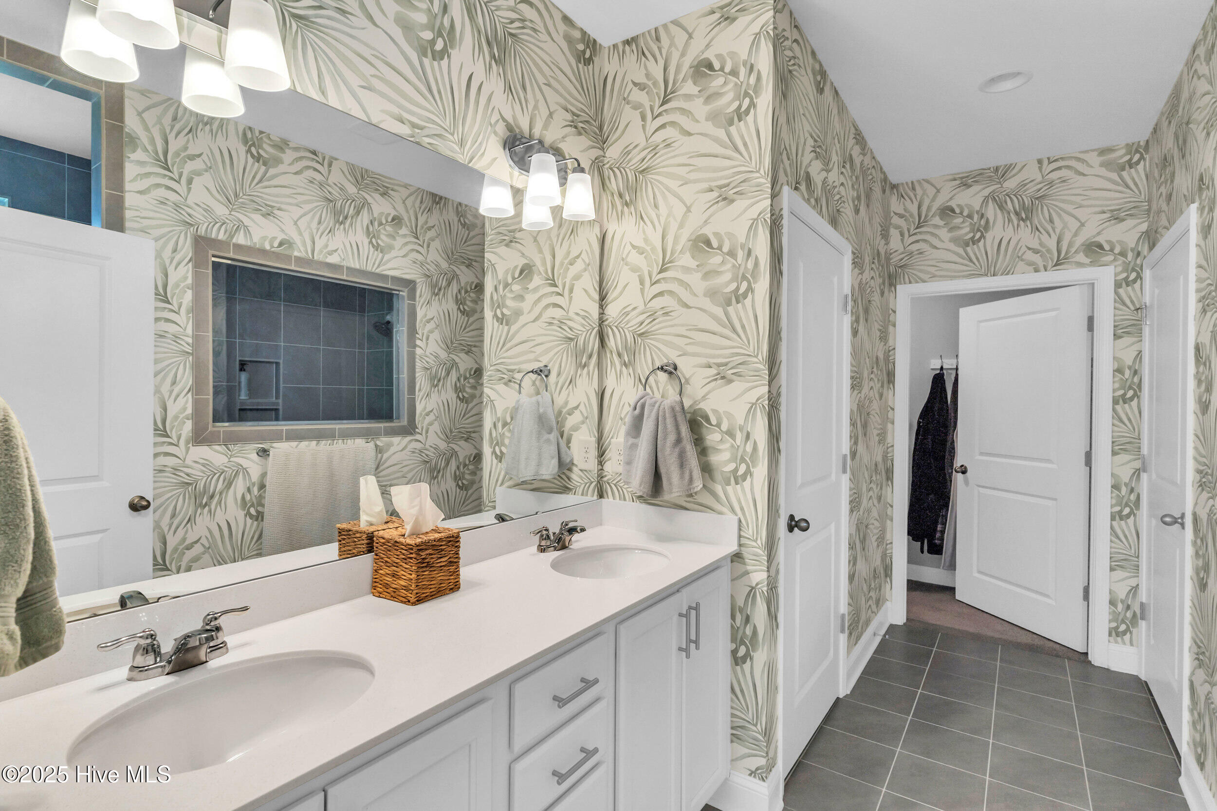 100510048 | Photo 17