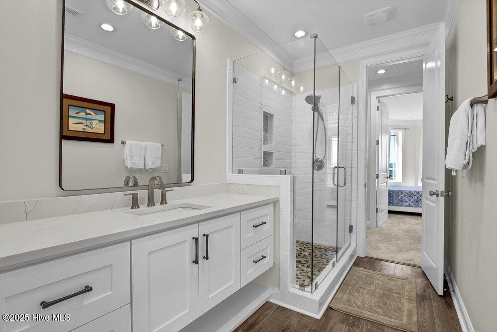 100499001 | Photo 41