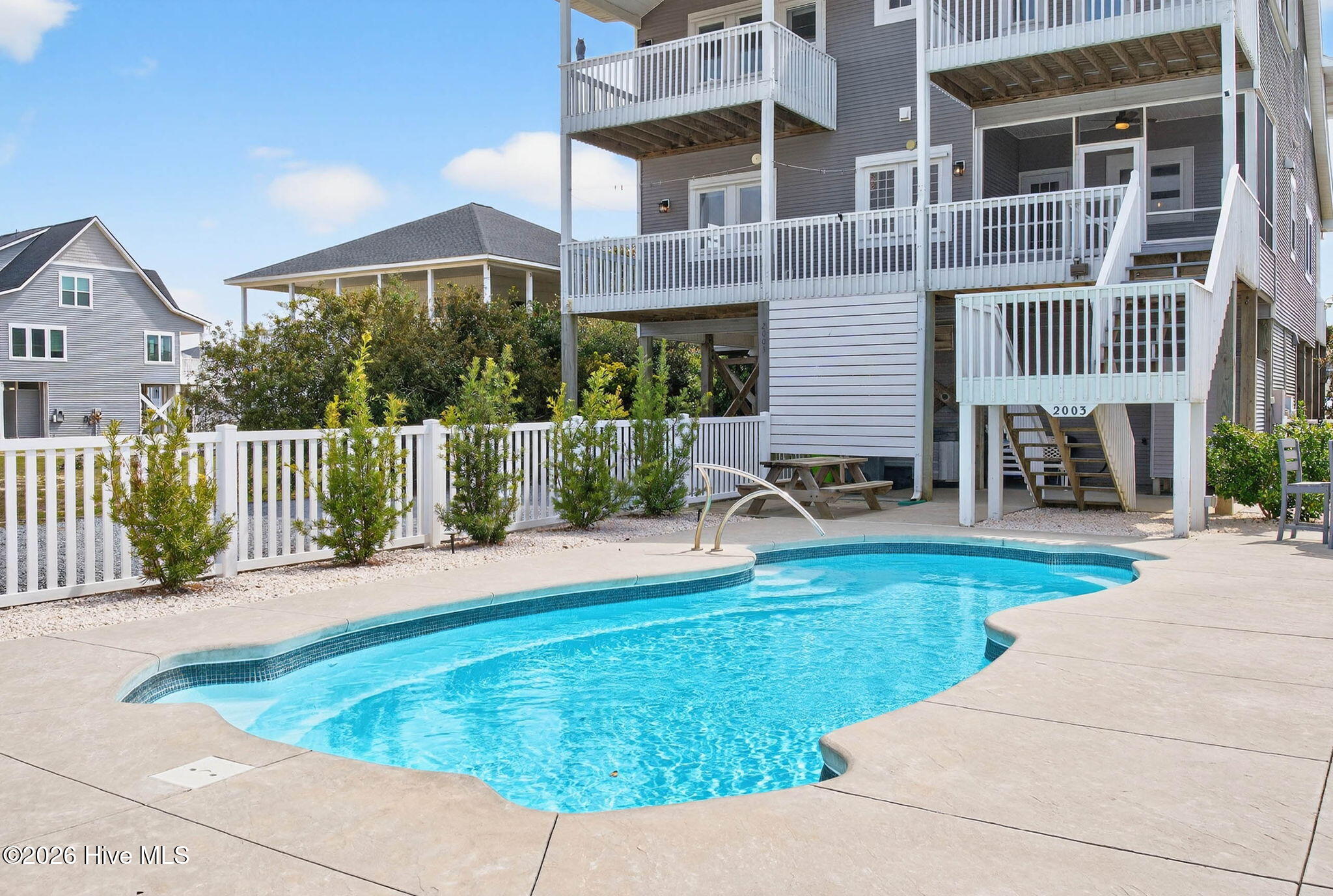 100562885 | Photo 40