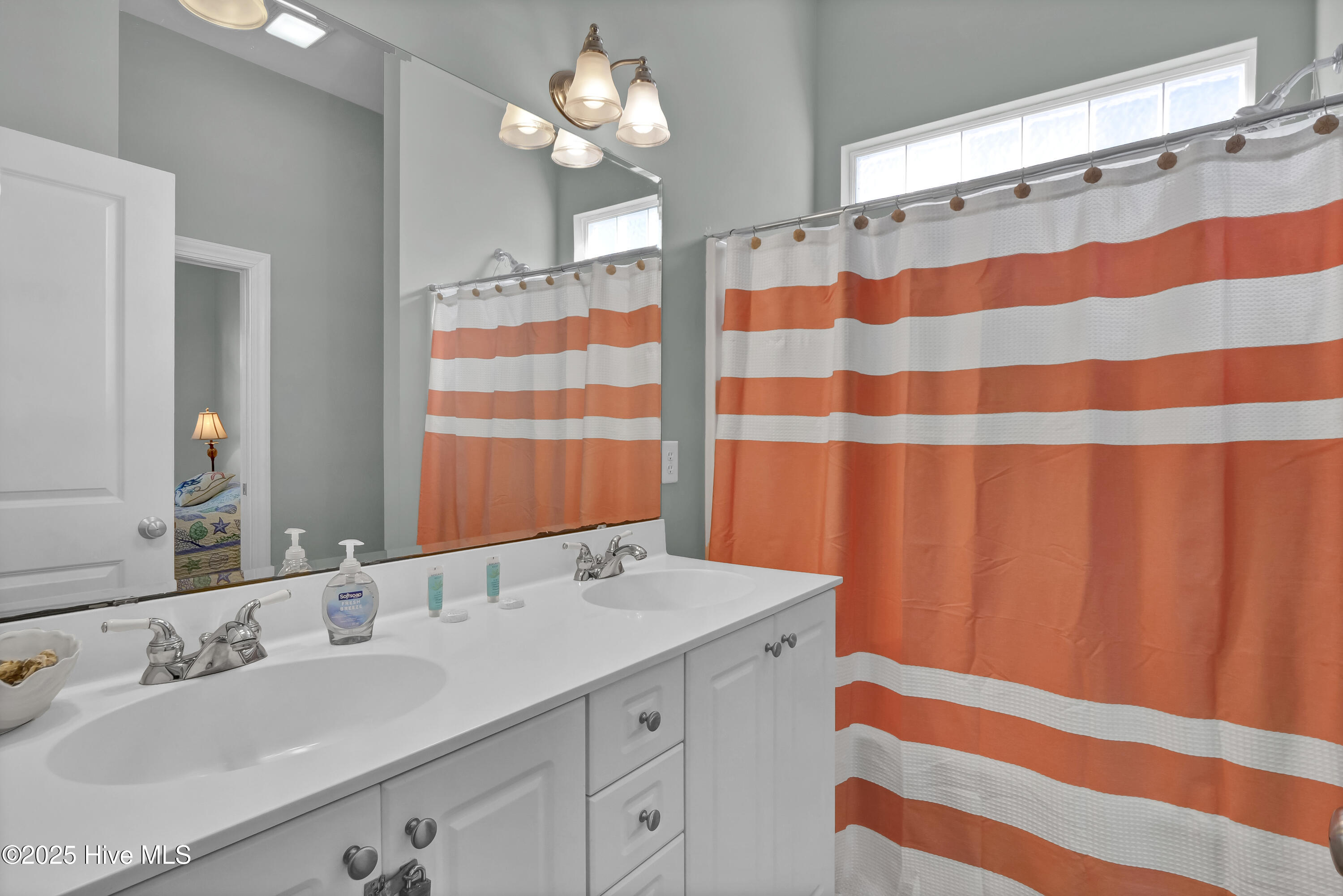 100526257 | Photo 12