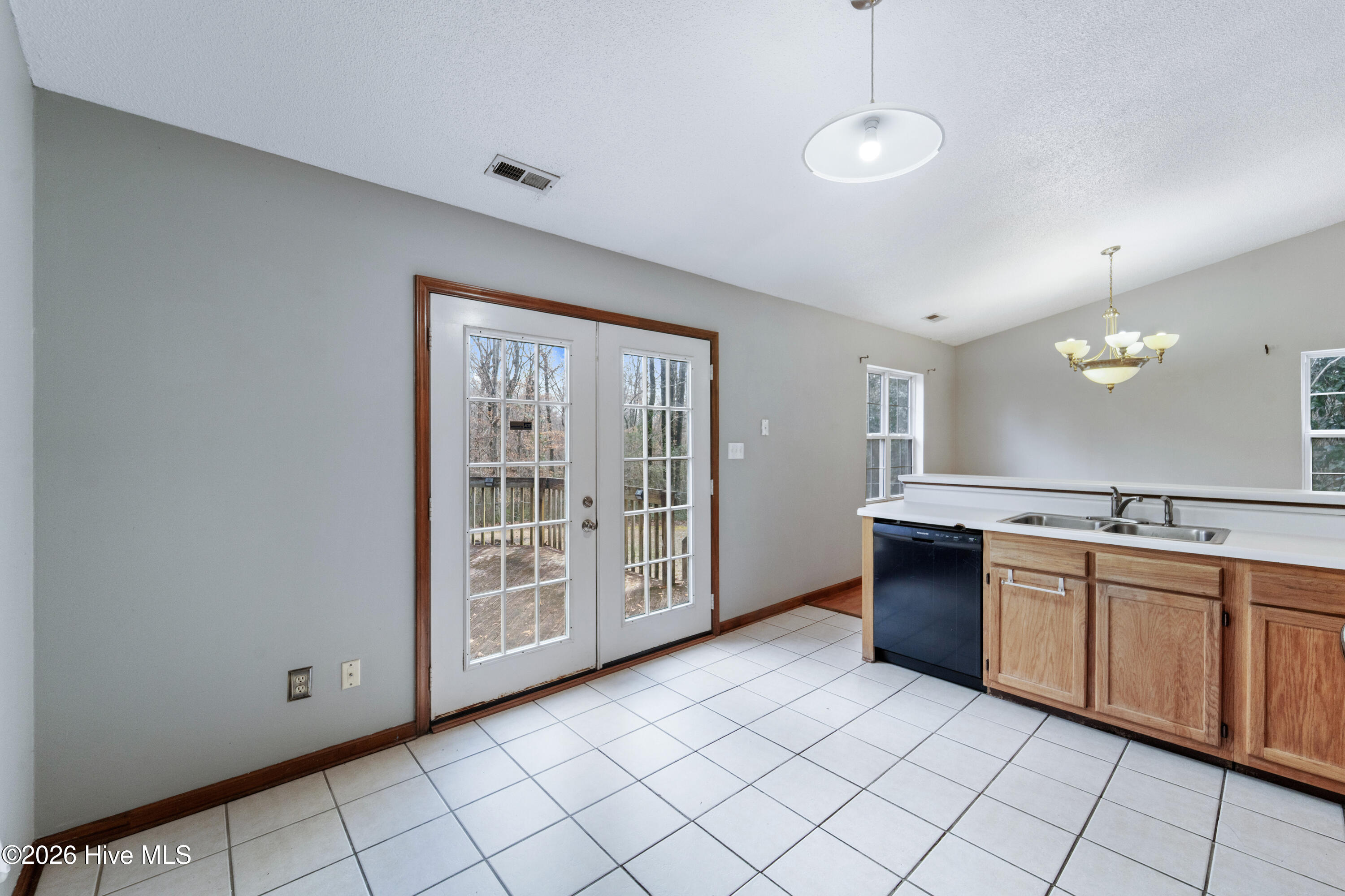 100557968 | Photo 23