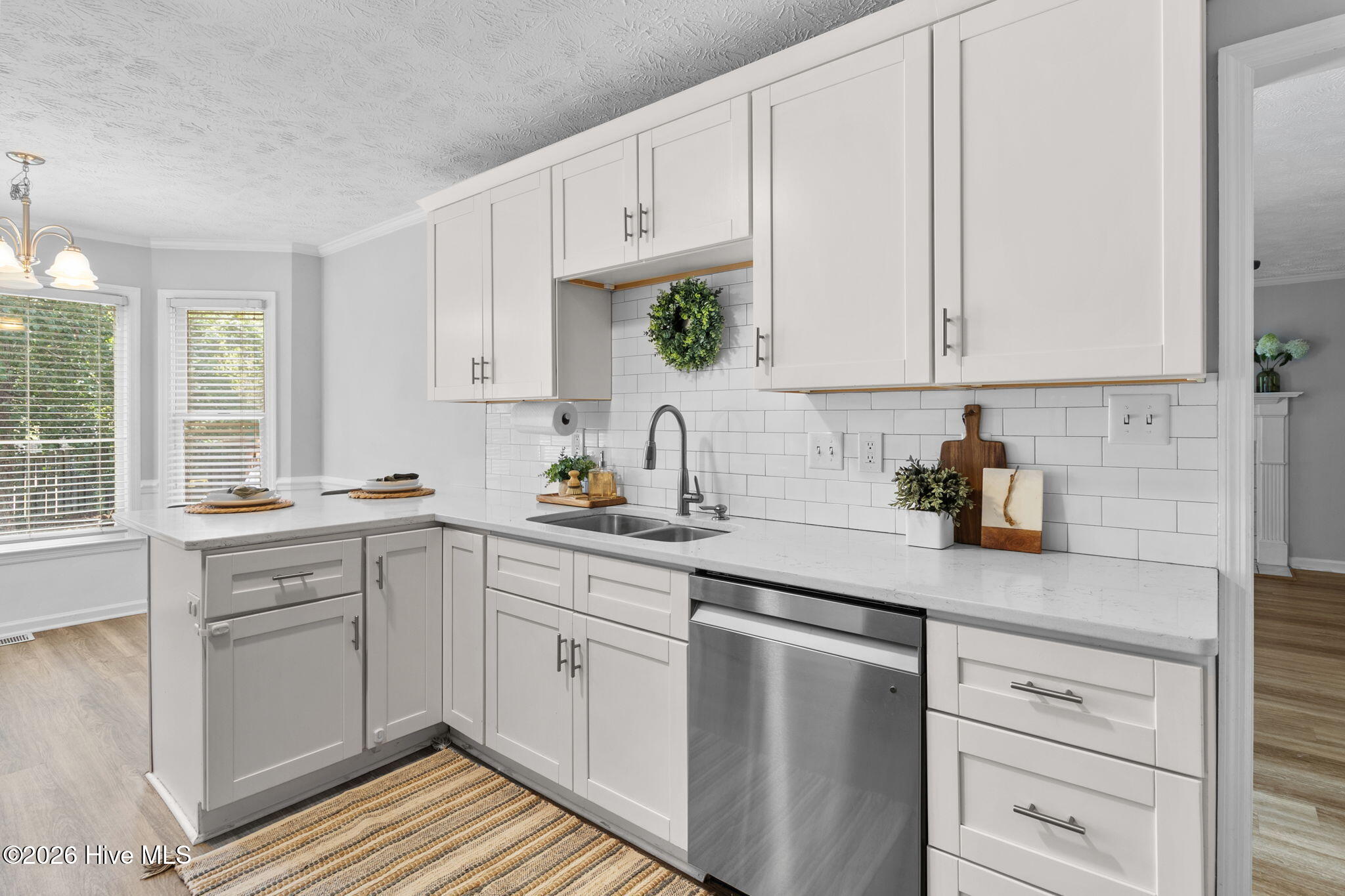 Kitchen W/Quartz Counter tops