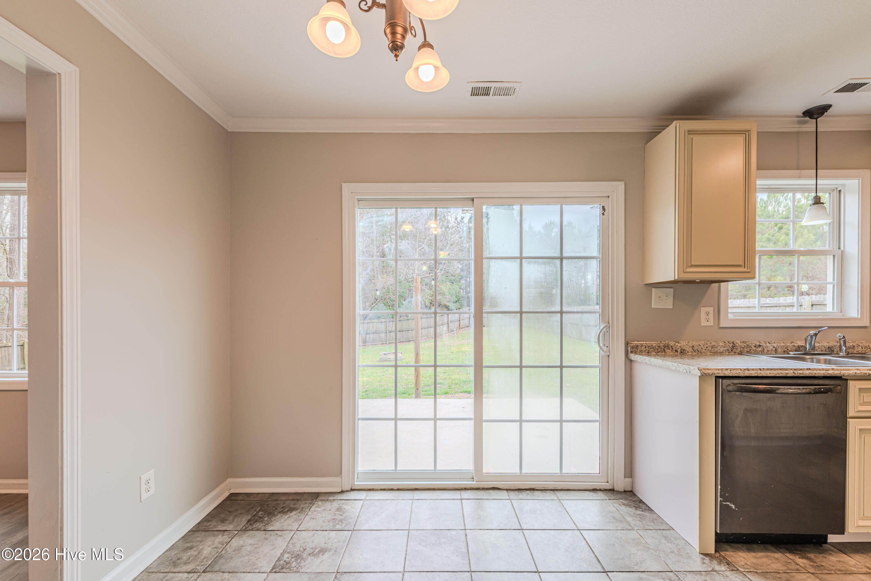 100557262 | Photo 17