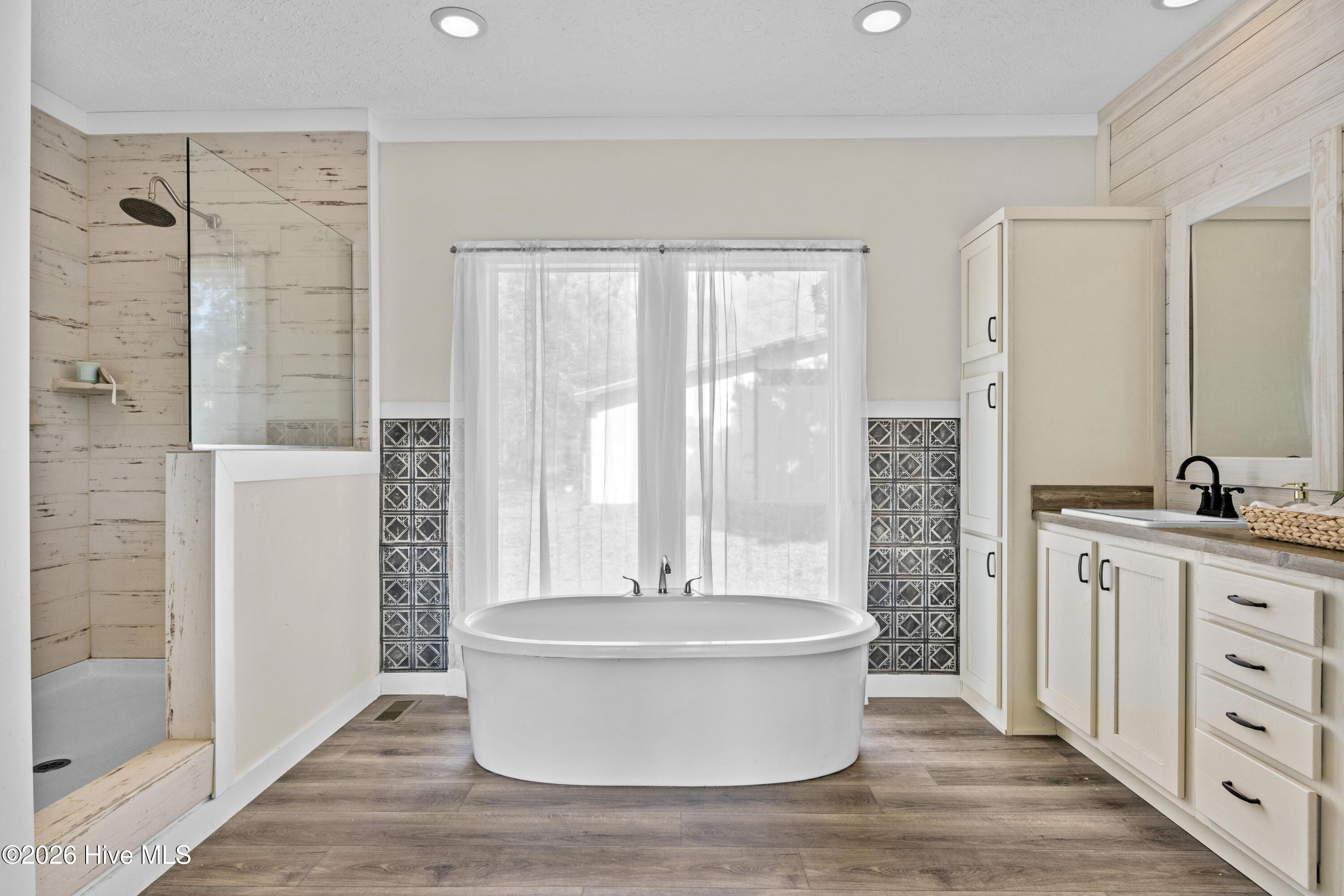 100559511 | Photo 37