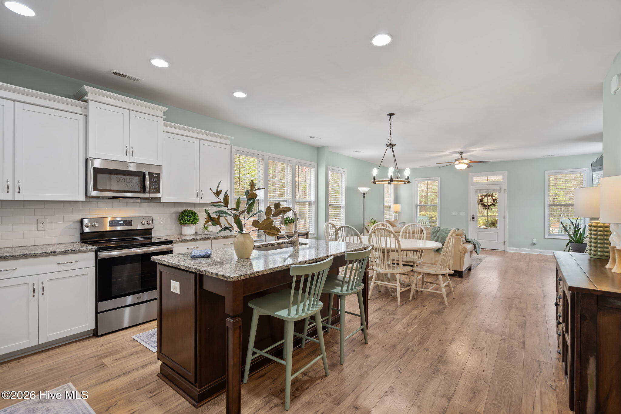 100558672 | Photo 17