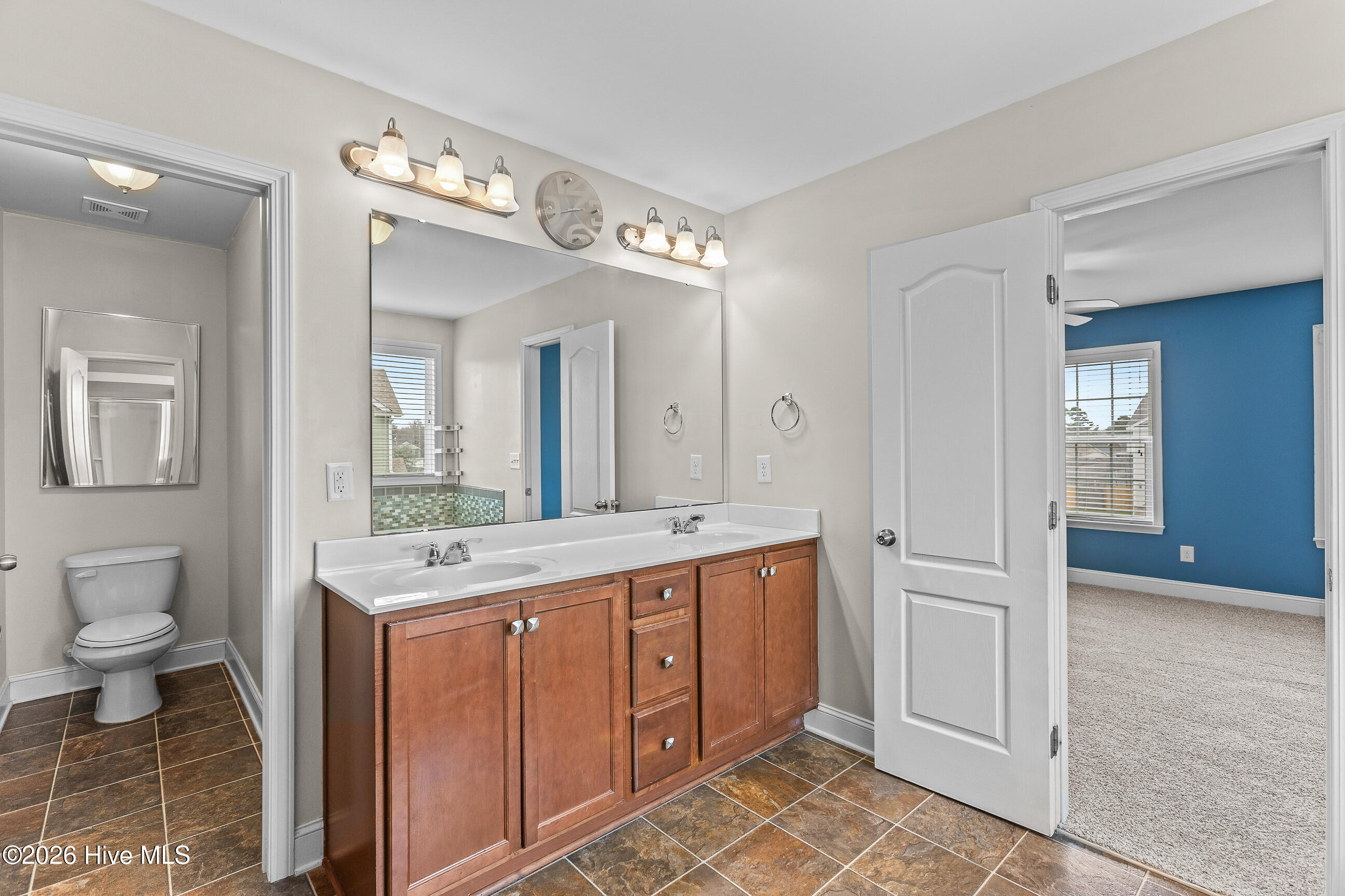 100557229 | Photo 25