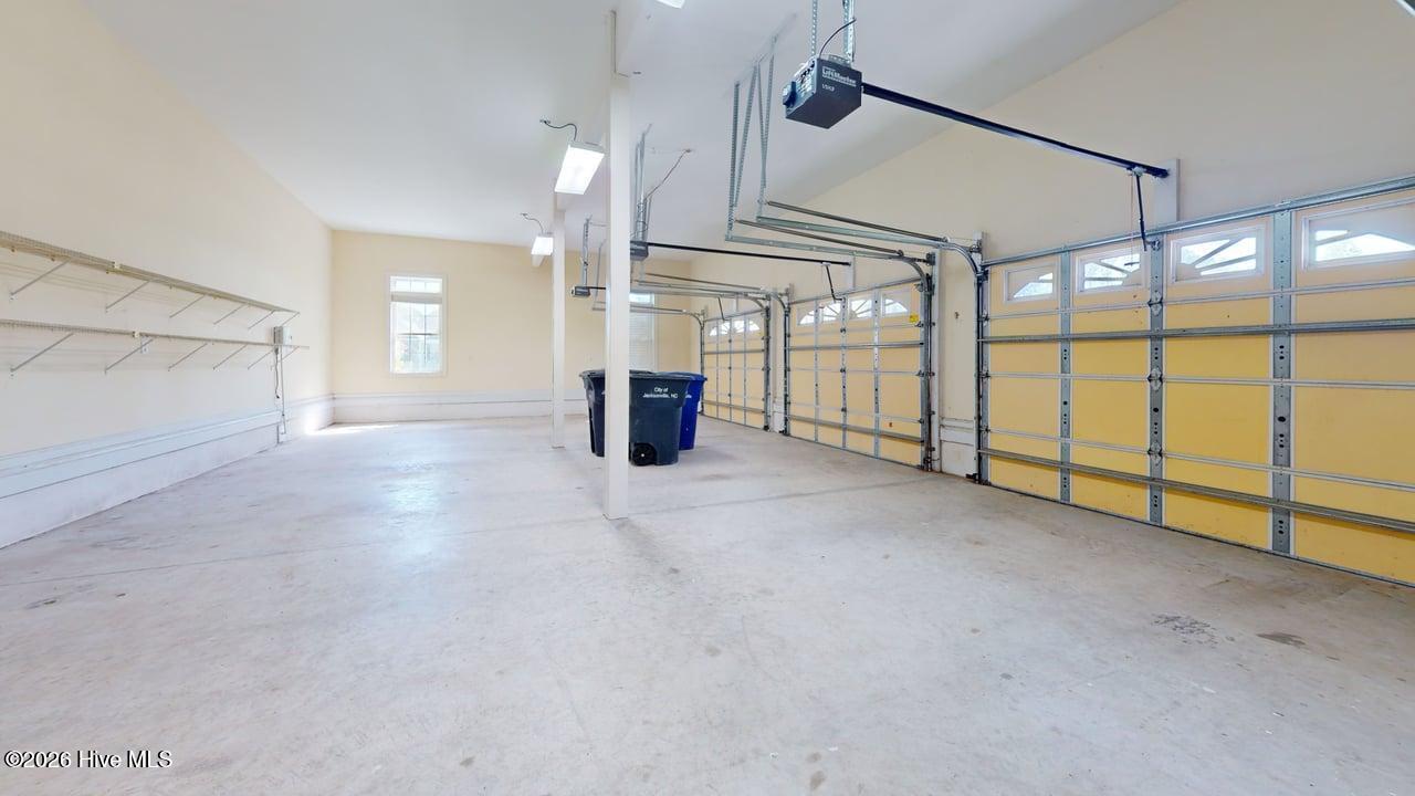 100568487 | Photo 43