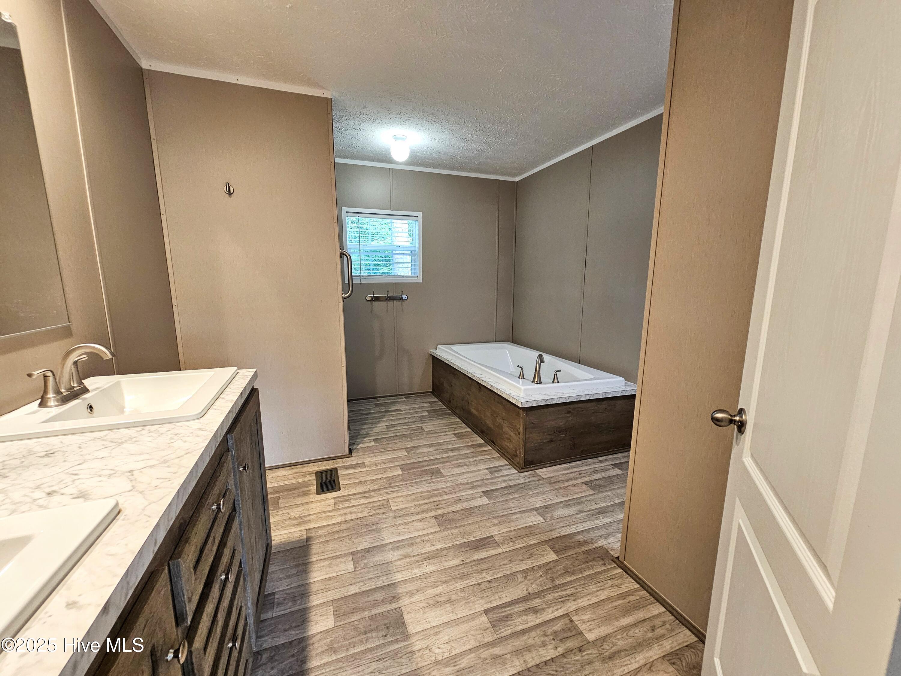 100523710 | Photo 11