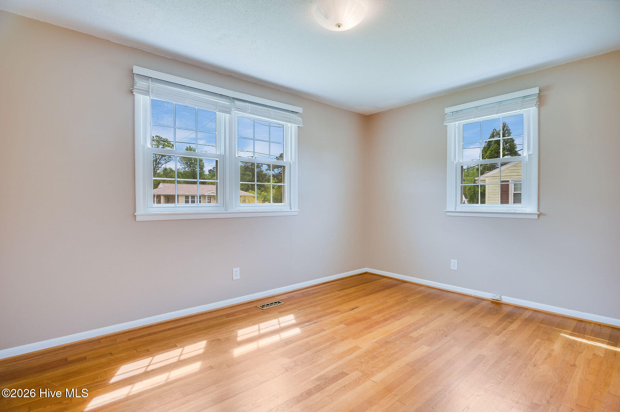 100565785 | Photo 25