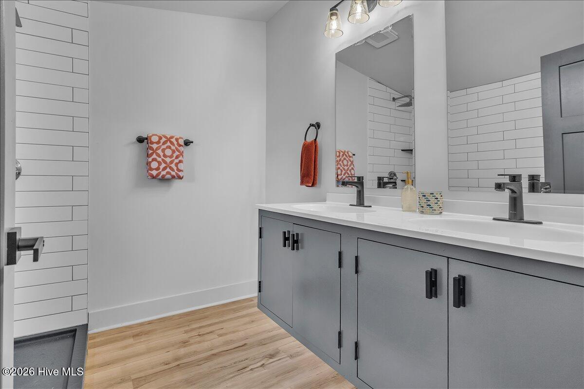 100570167 | Photo 17