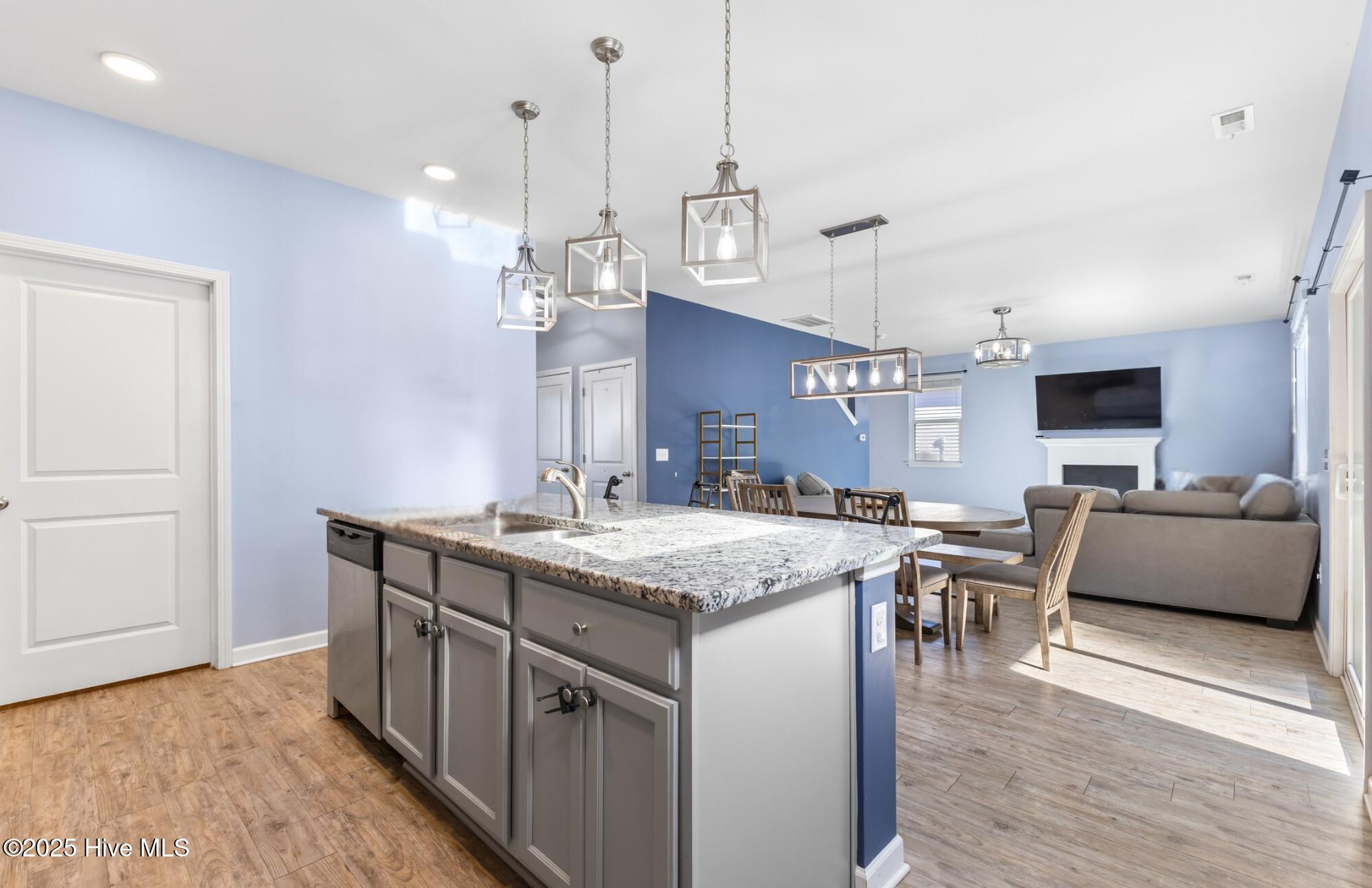 100545034 | Photo 14