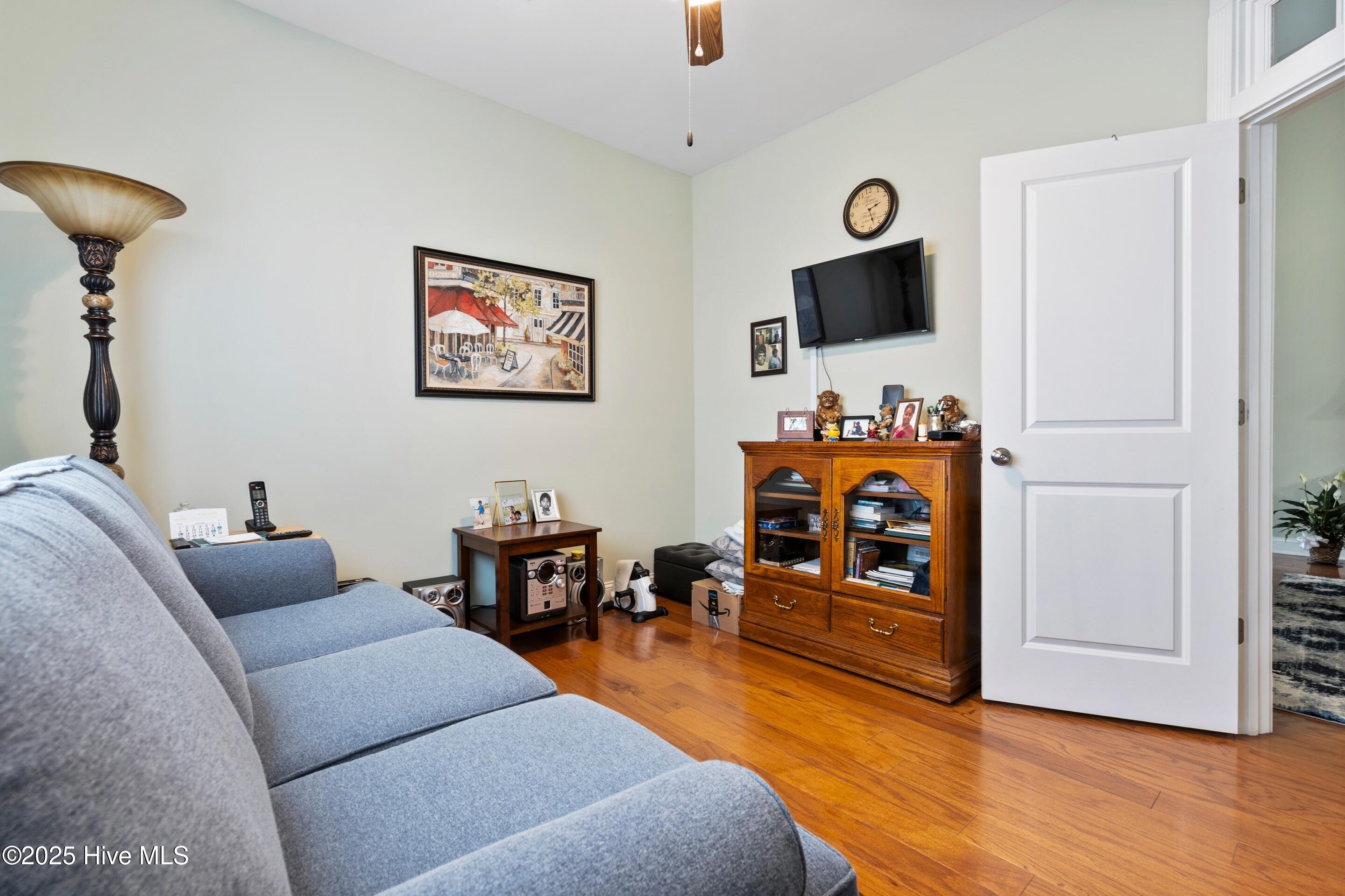 100512963 | Photo 30