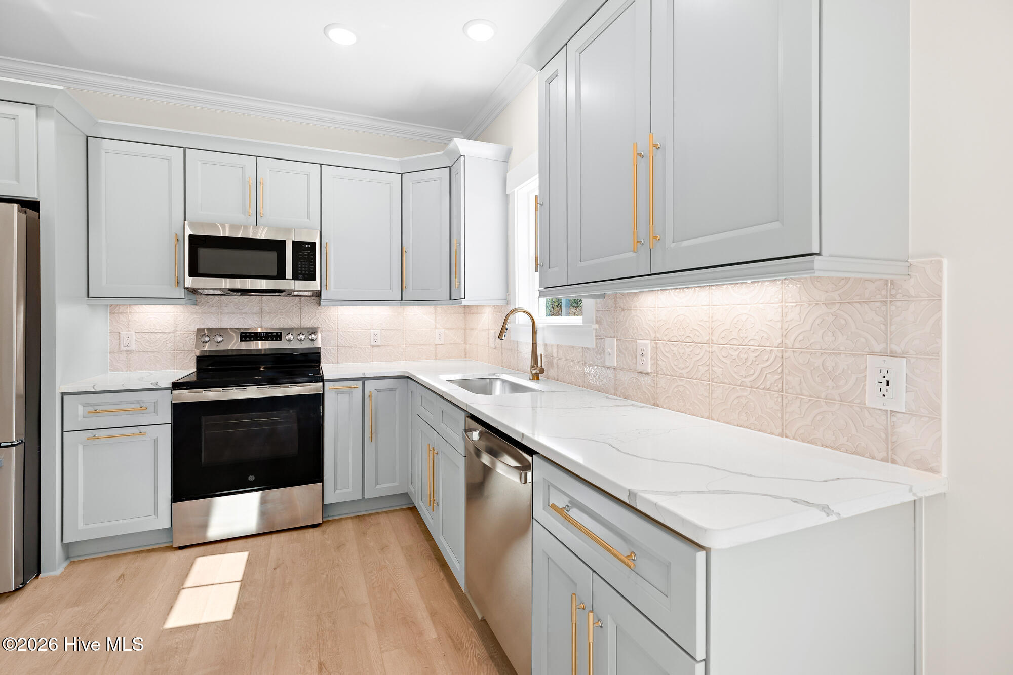 100561185 | Photo 15