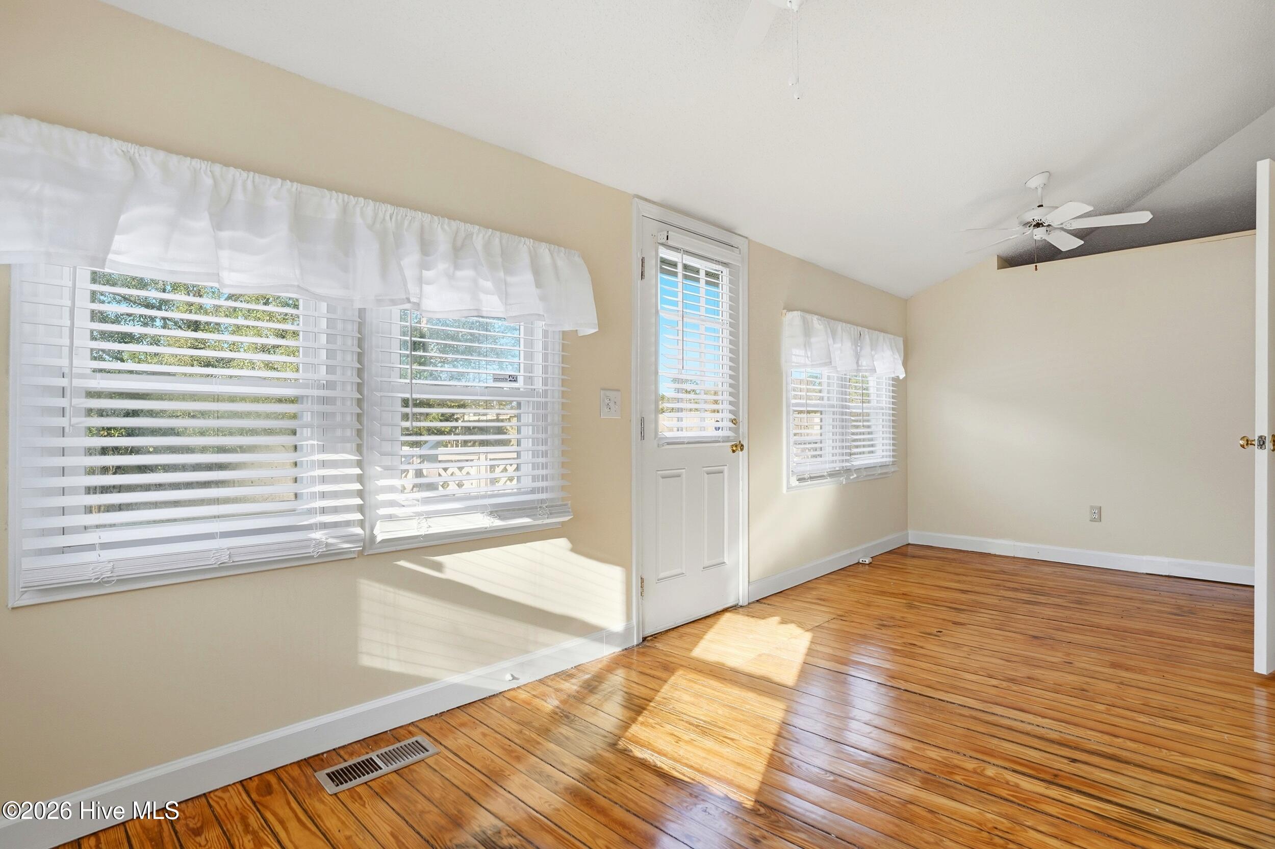 100565709 | Photo 31