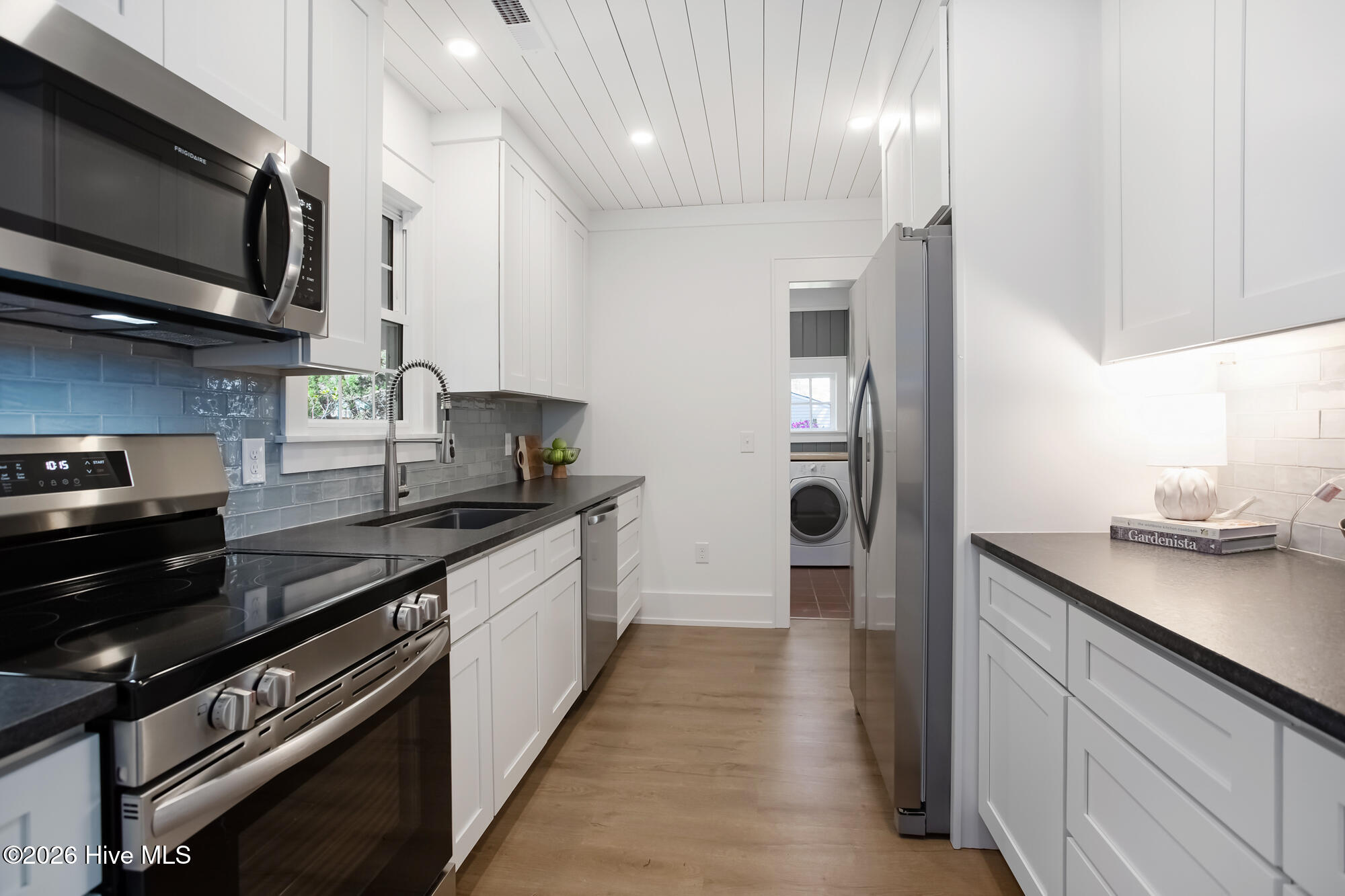 100564809 | Photo 16