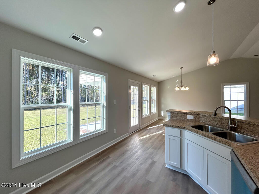 100563391 | Photo 19