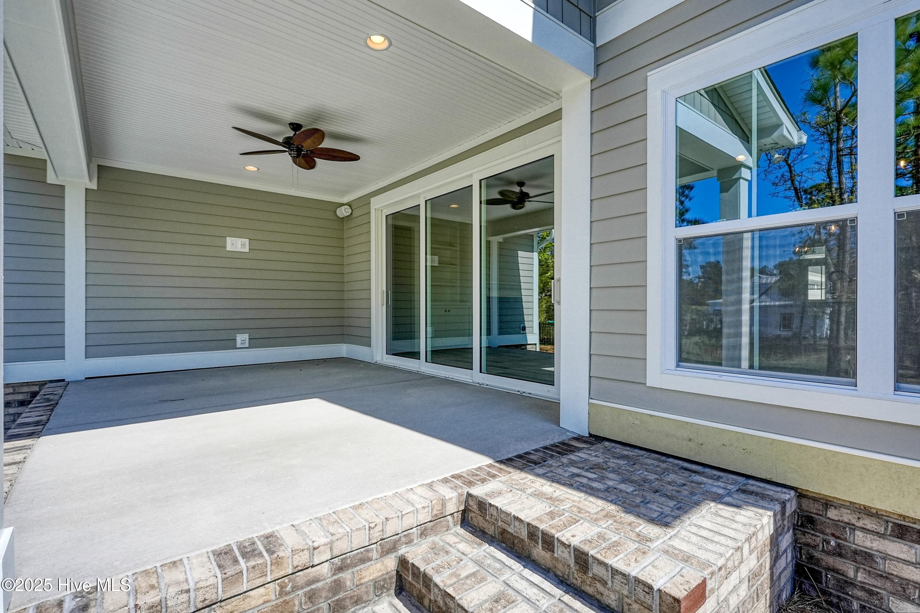 100543338 | Photo 15